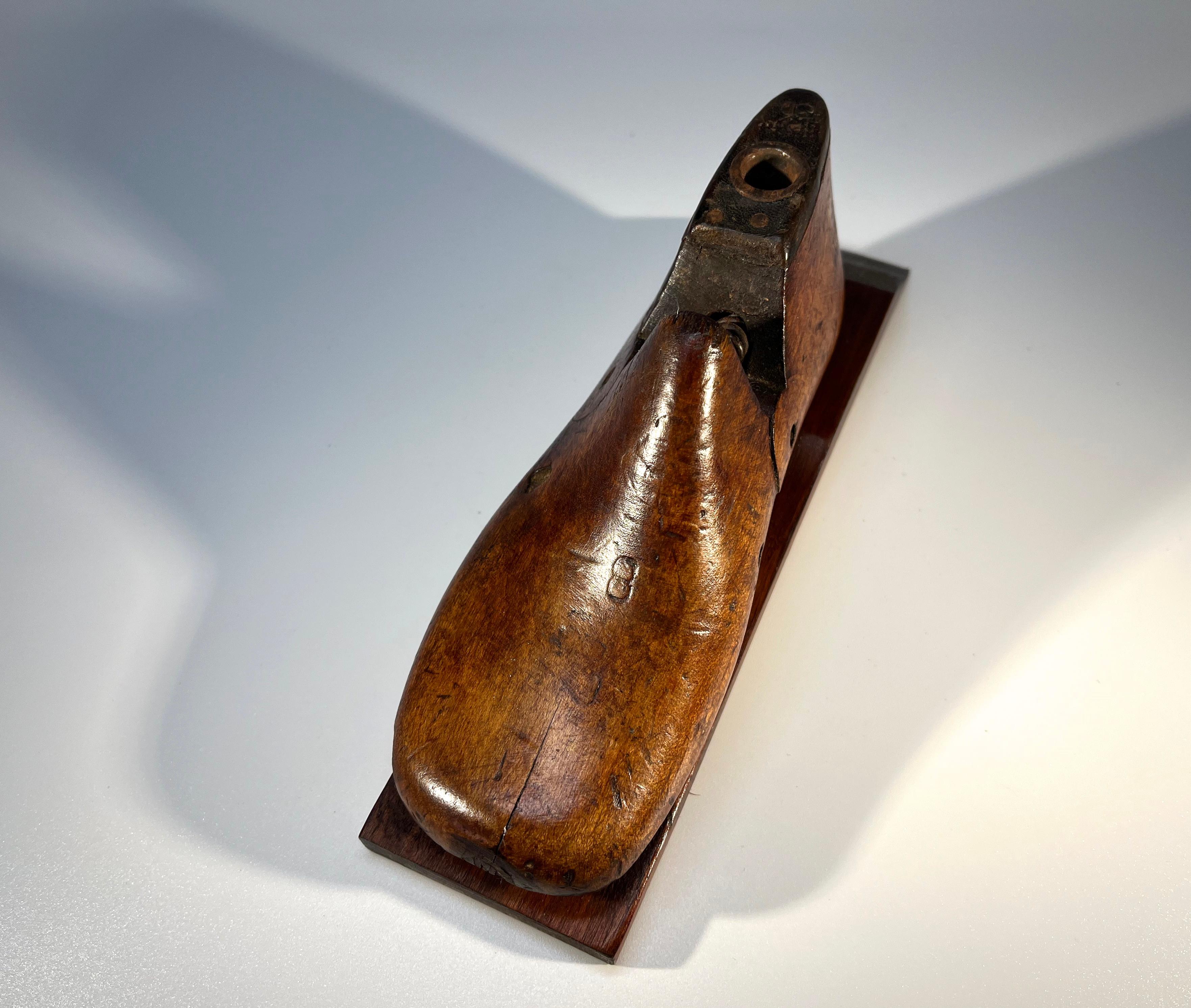 Antique English Wooden Child's Shoe Last Size 8,  England, 1940 For Sale 3