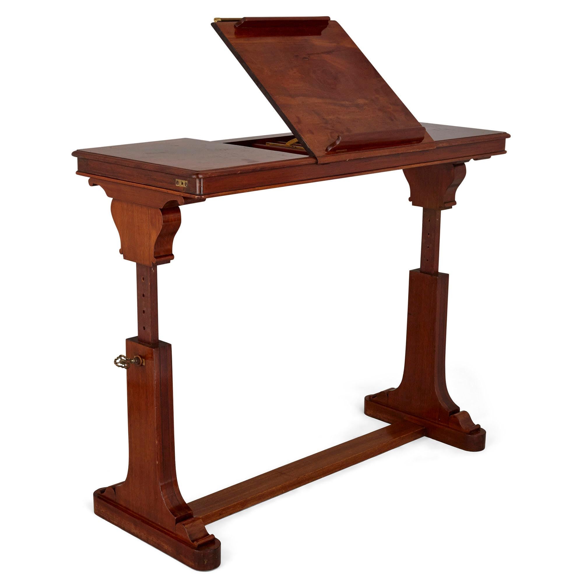 Anglais Bureau anglais ancien en bois avec support de lecture en vente