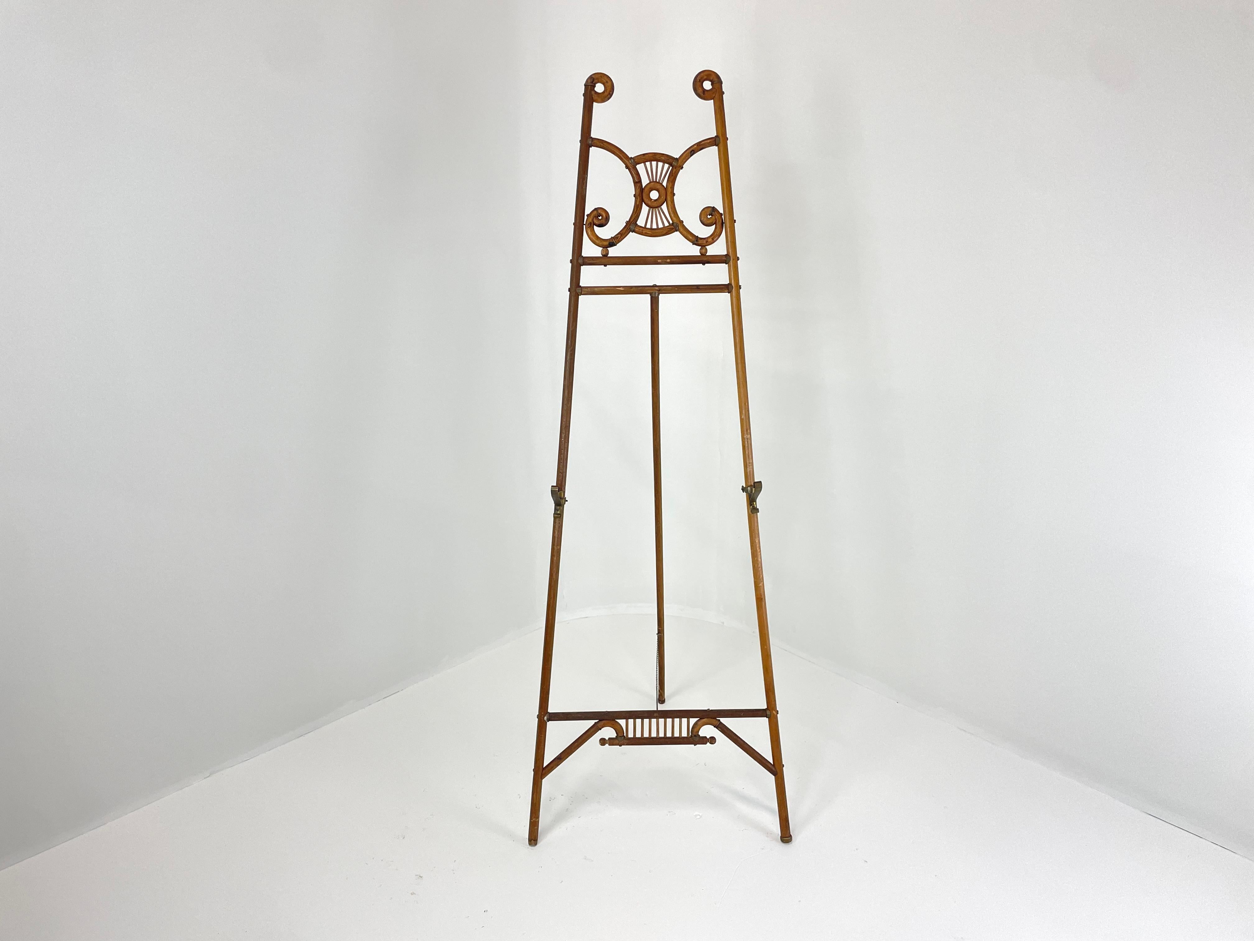 Grazioso cavalletto pieghevole in legno curvato del XIX secolo in stile Aesthetic Movement, influenzato dai mobili in legno curvato Thonet di produttori inglesi. Ha una bella cresta a volute e un medaglione centrale a ventaglio. Combina la bellezza