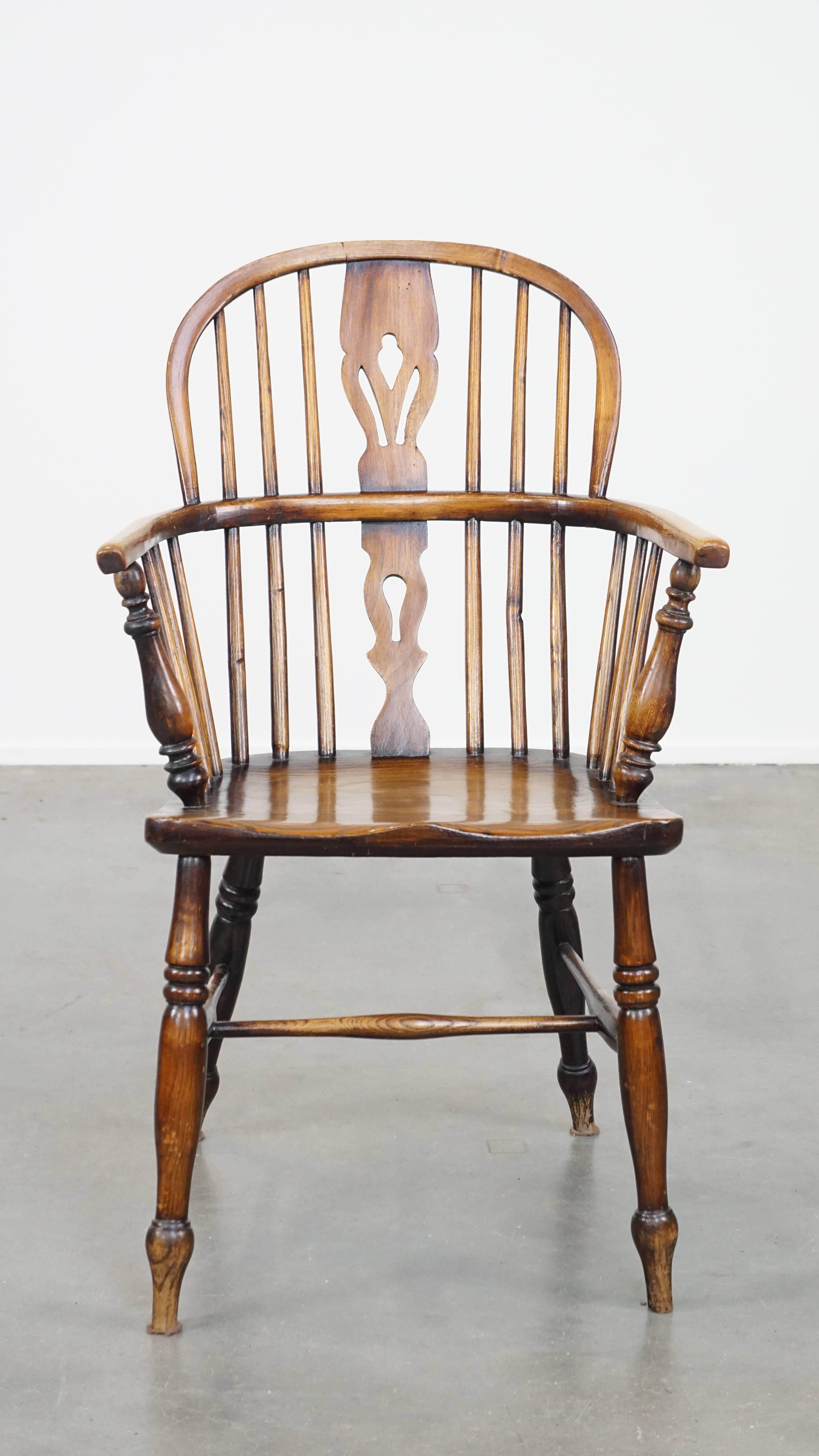 Angeboten wird dieser antike englische hölzerne Windsor Esszimmer-/Seitenstuhl mit einer schönen Farbkombination und Patina.

Dieser schöne antike Windsor-Esszimmerstuhl hat im Laufe der Jahre eine wunderbare Patina angenommen. Dieser Stuhl hat eine