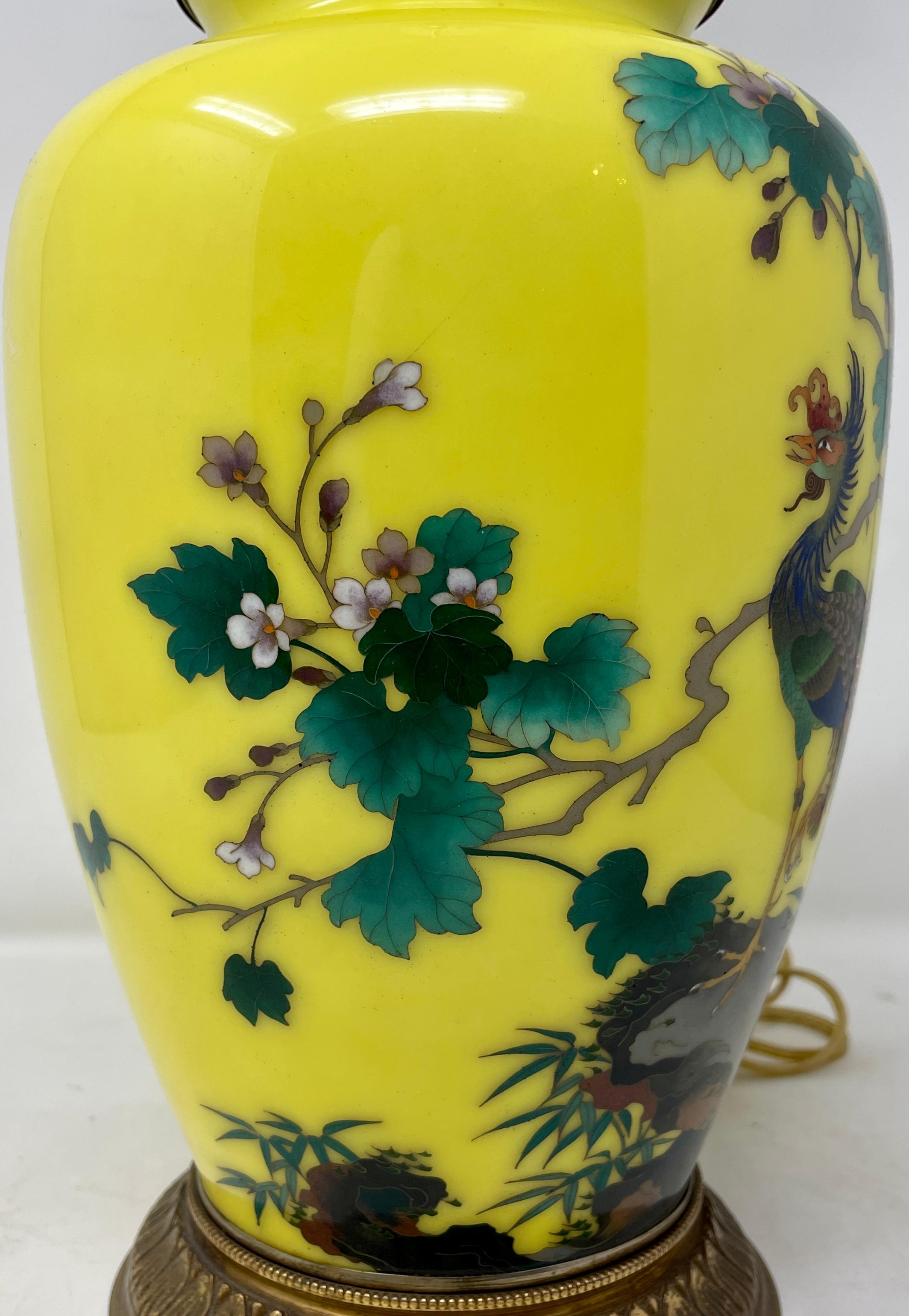 Lampe anglaise ancienne en porcelaine émaillée jaune et bronze doré, années 1900-1910. Bon état - En vente à New Orleans, LA
