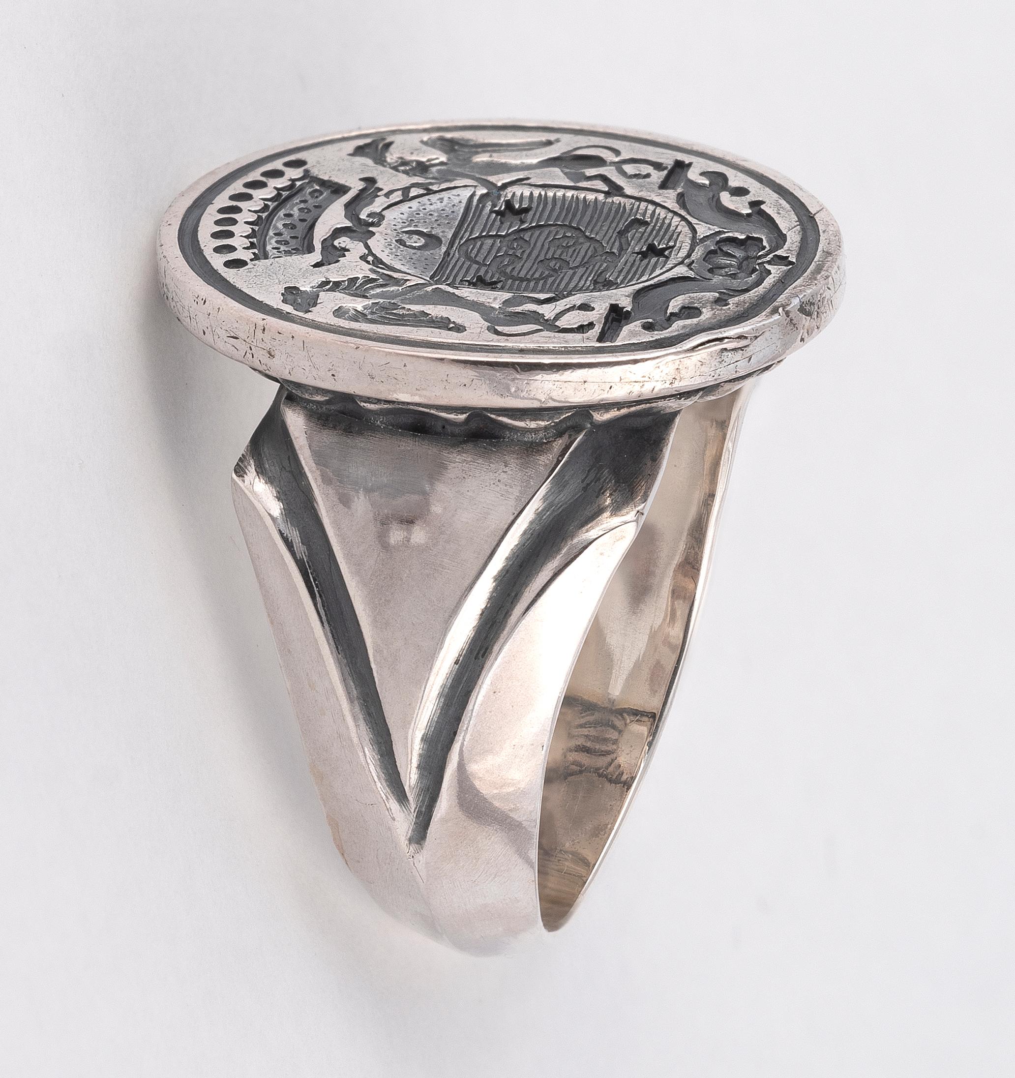 French, 1750s An antique silver ring is finely hand-engraved with a noble coat-of-arms. Size 9 1/2

Weight : 22,6gr.