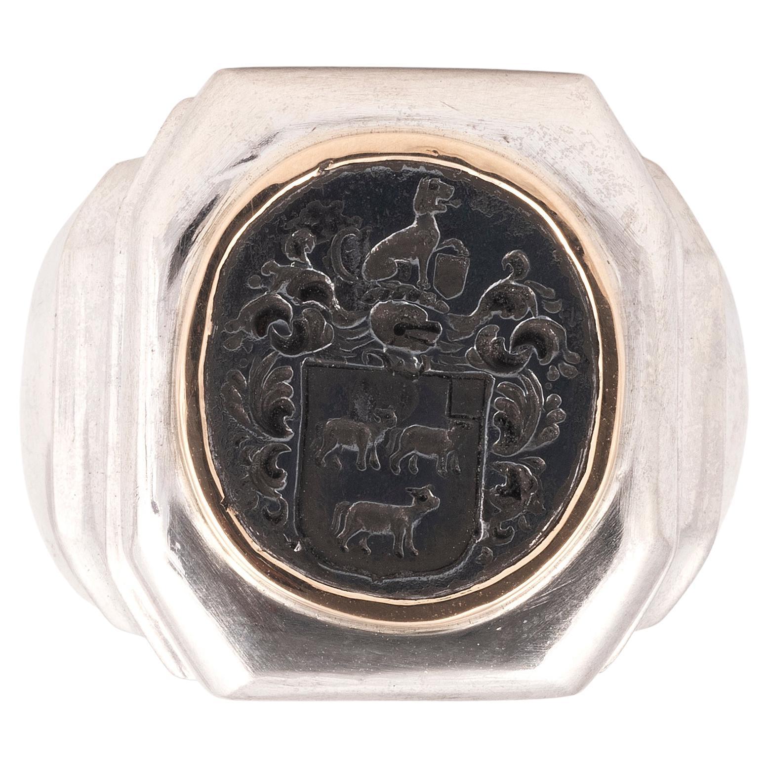 Antique Engraved Armorial Steel Silver And Gold Signet Men’s Ring In Excellent Condition For Sale In Firenze, IT