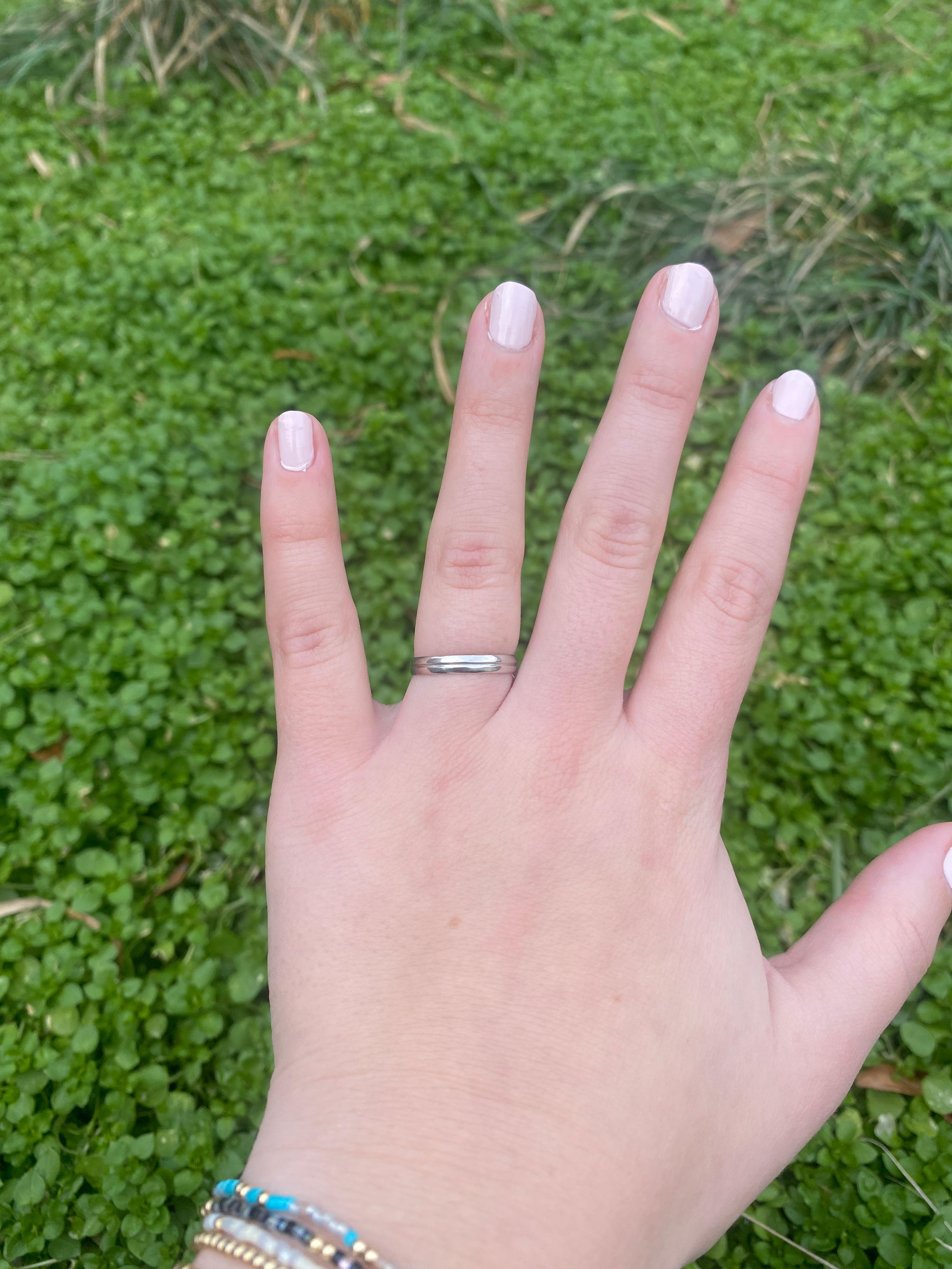 Bague ancienne gravée en or jaune et blanc 18 carats, taille 7 en vente 3
