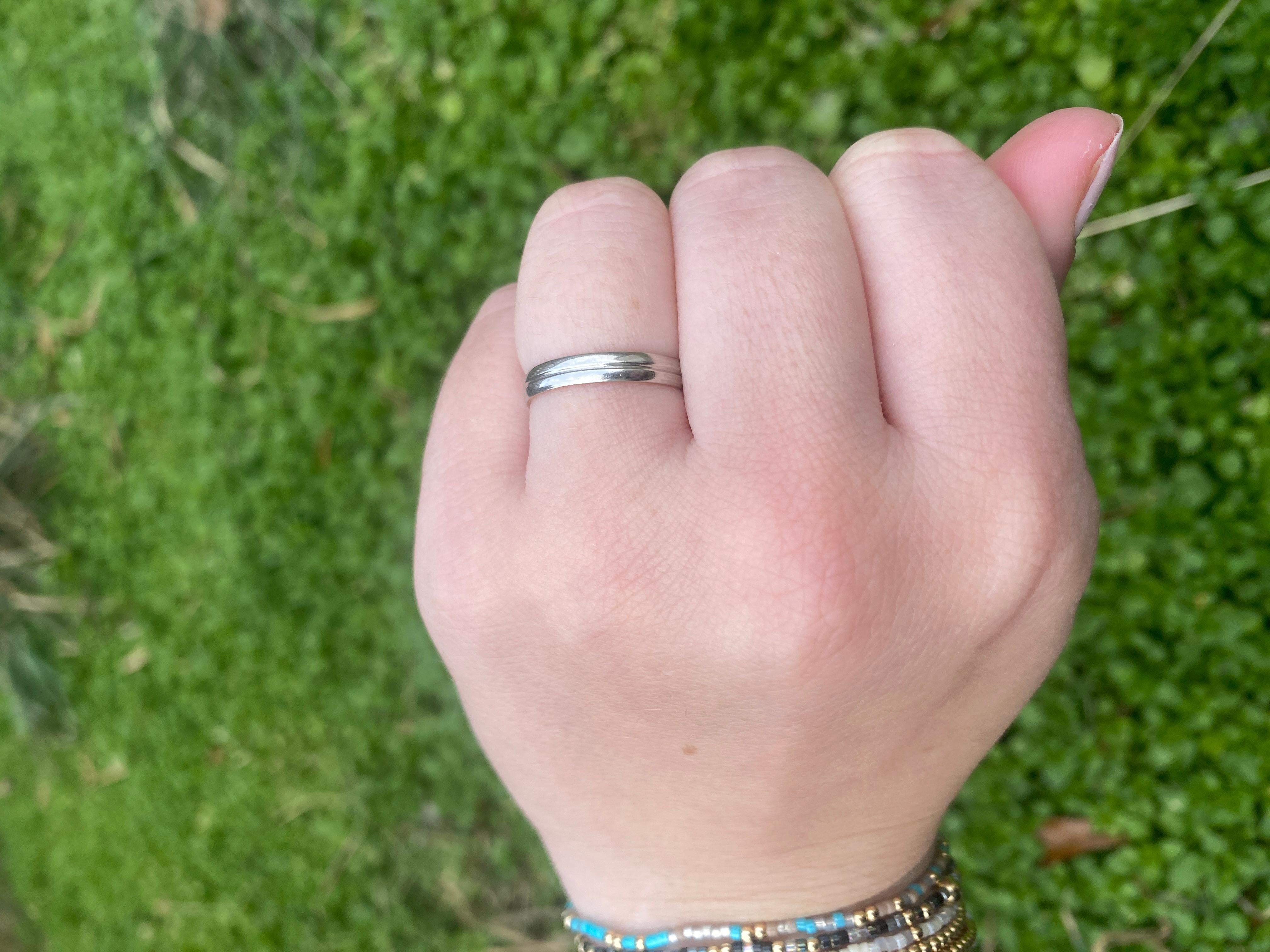 Bague ancienne gravée en or jaune et blanc 18 carats, taille 7 en vente 4