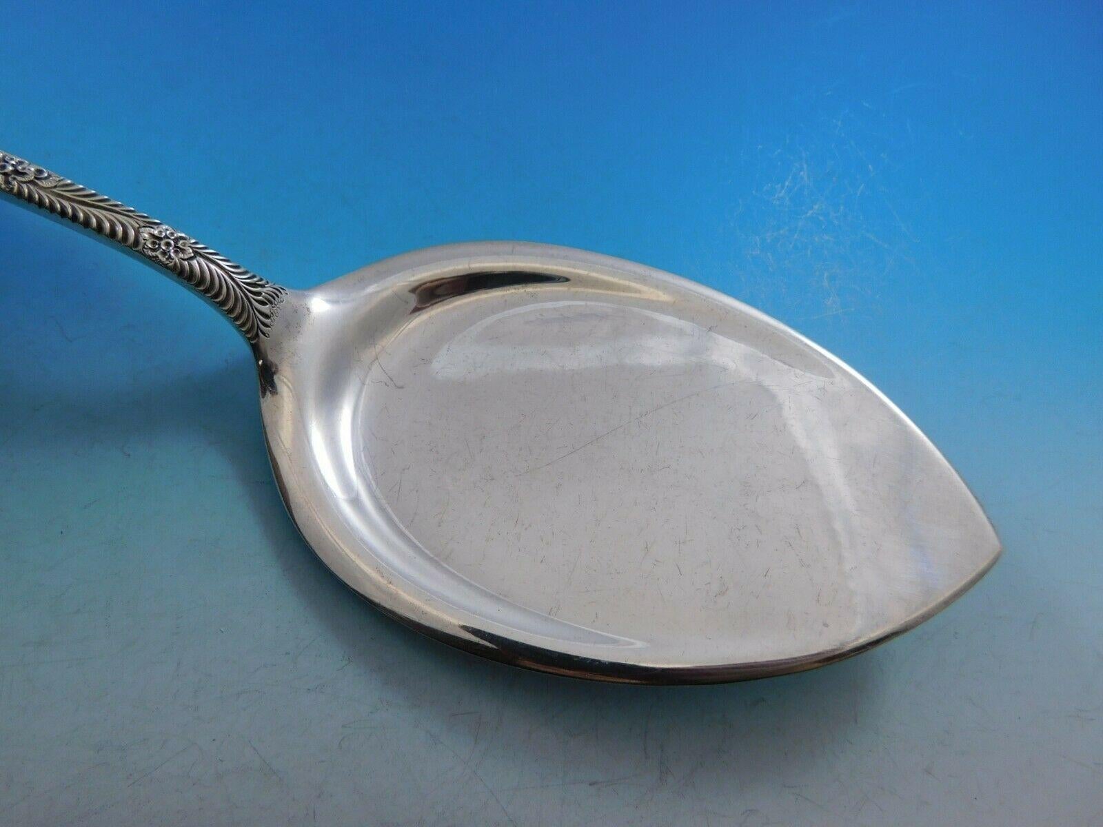 Lovely sterling silver pie server measuring 10 1/4