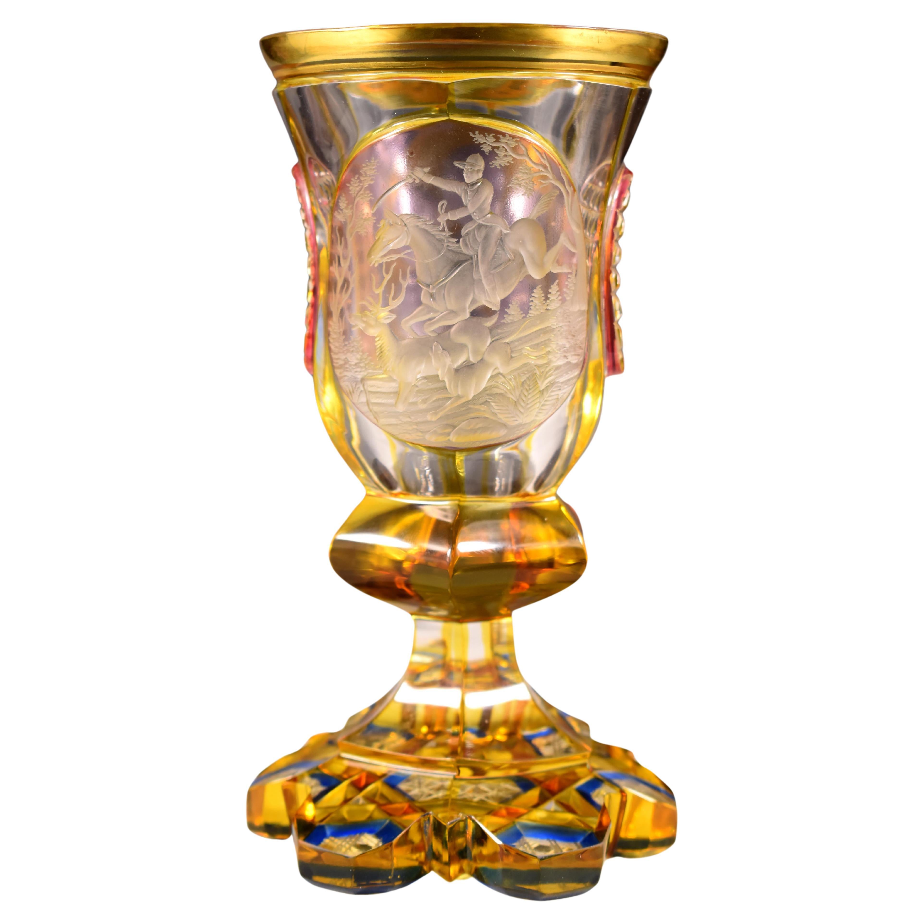 Antikes graviertes böhmisches Glas mit Goblet- Jagdmotiv aus dem 19.-20. Jahrhundert