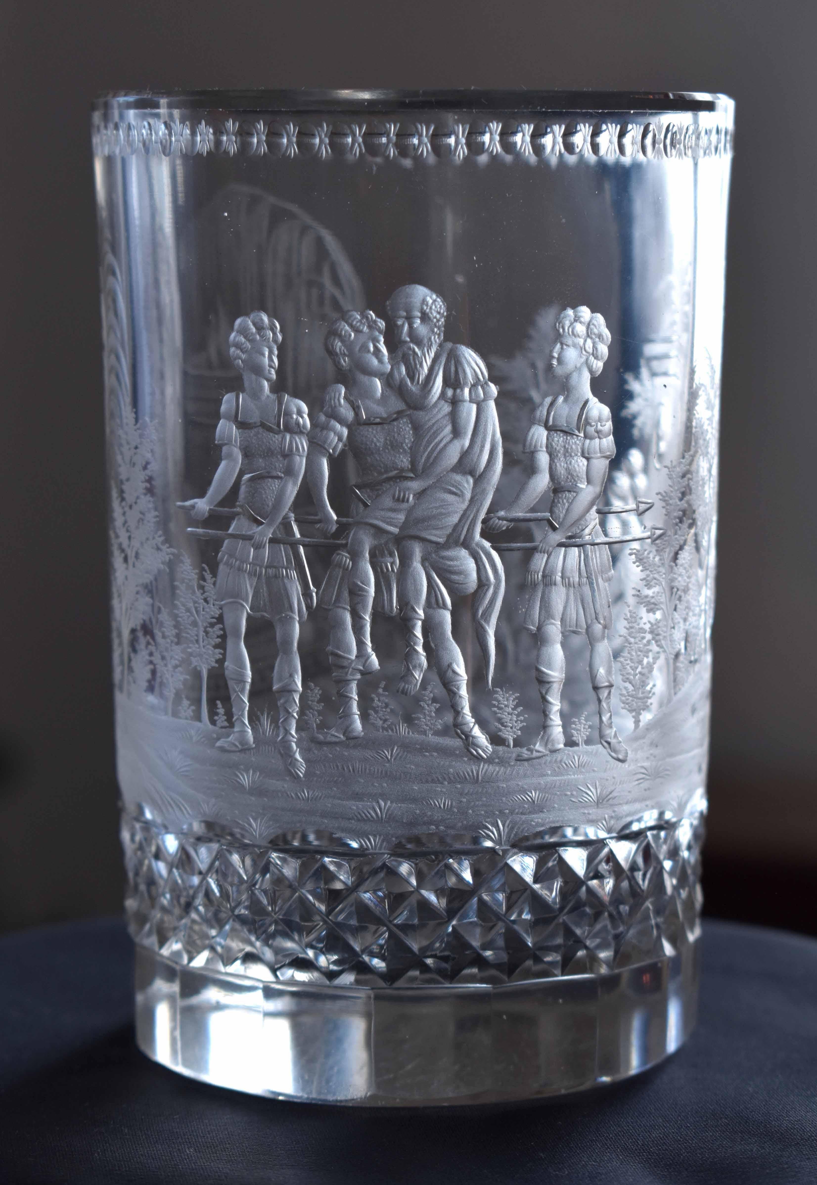 This is an antique cylinder-shaped goblet.
Probably from the first half of the 19th century,
At the bottom, faceted and diamond cut.
Beautiful artistic engraving depicting Roman soldiers,
Columns with alliance coats of arms and a portrait of an