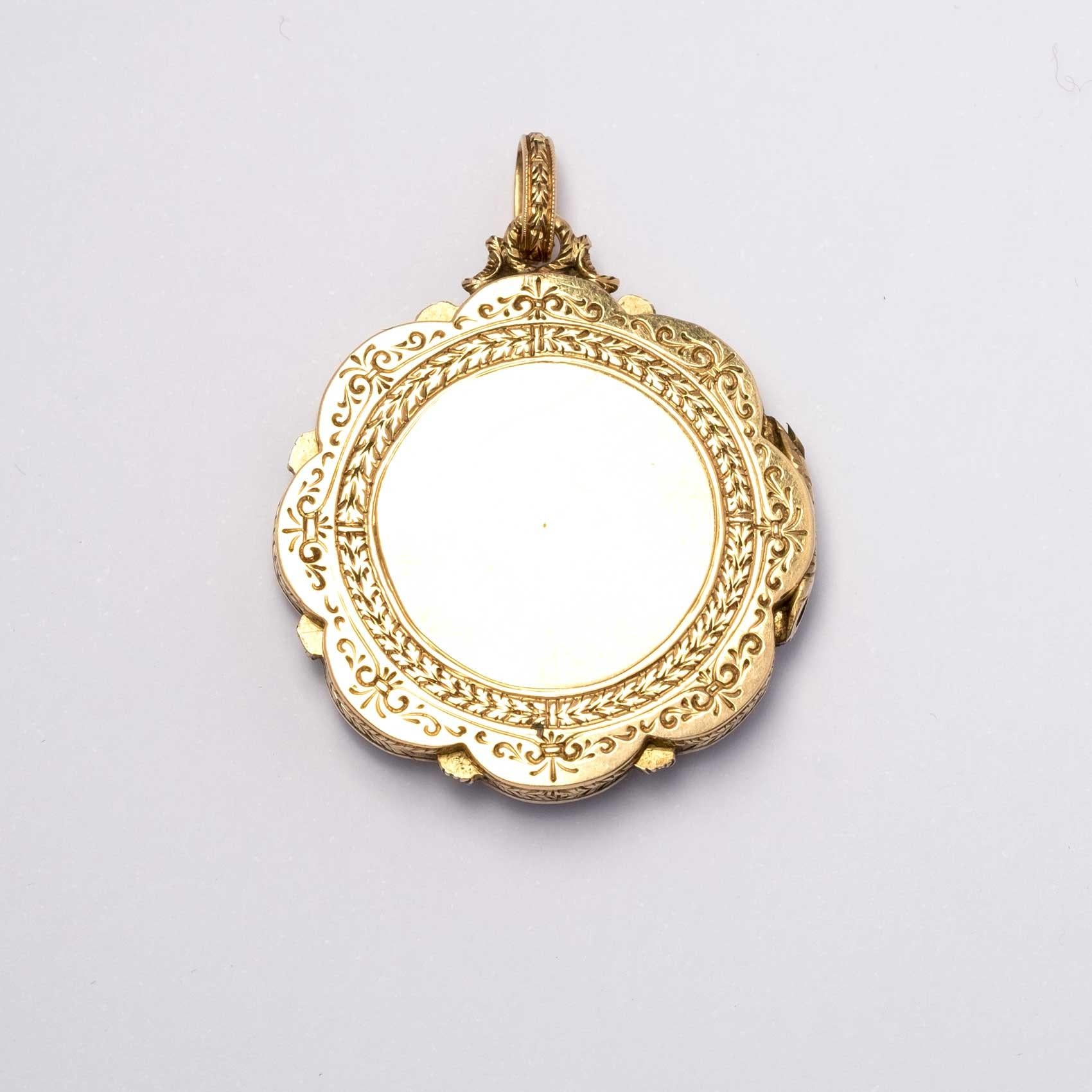 Elegante medaglione antico, finemente inciso e incastonato in oro e argento con una pietra colorata. In ottime condizioni, risalente ai primi anni del 1900 c.a.

Punti salienti:
- Primi anni del 1900 c.a.
- Incastonatura in oro e argento
-