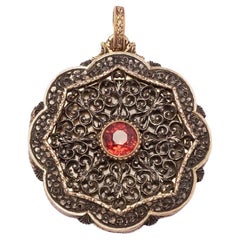 Relicario grabado antiguo de oro y piedra de color plata
