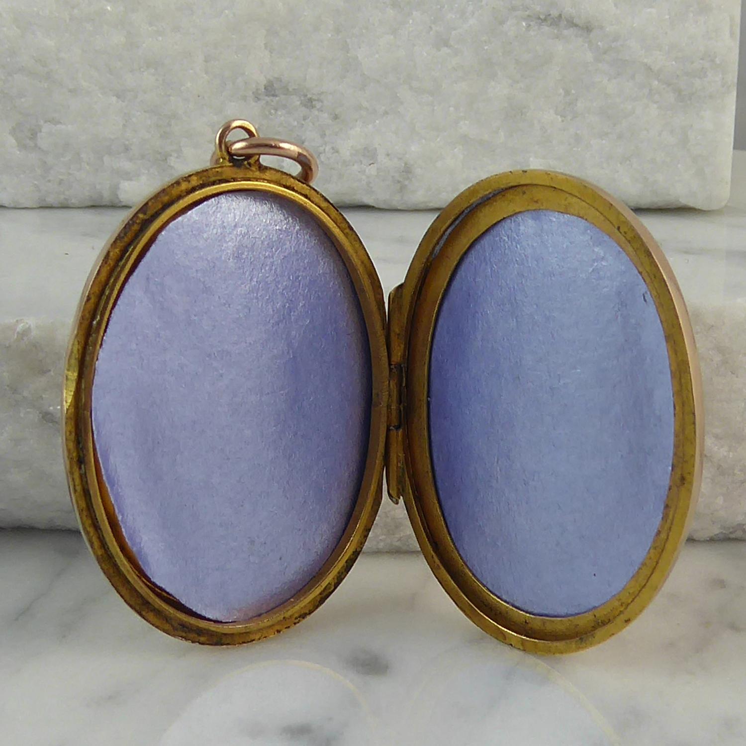 Antique Engraved Locket, Gold Back and Front, circa 1900, Late Victorian In Good Condition In Yorkshire, West Yorkshire