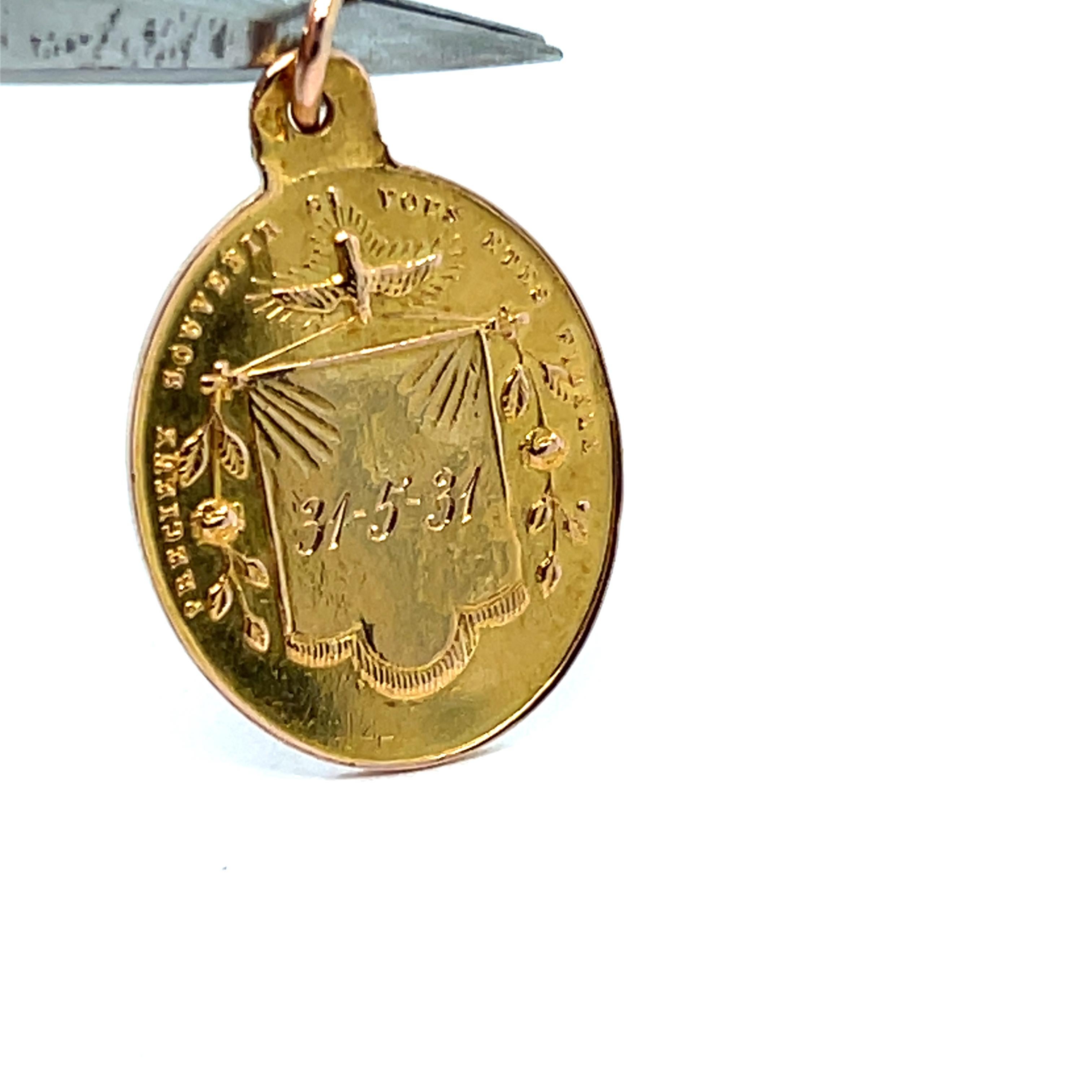 Une médaille antique raffinée et profondément symbolique, en or jaune 18 carats, gravée d'une scène religieuse magnifiquement détaillée - un parfait reflet de l'art sacré français du début et du milieu du XXe siècle.

La face avant de ce pendentif
