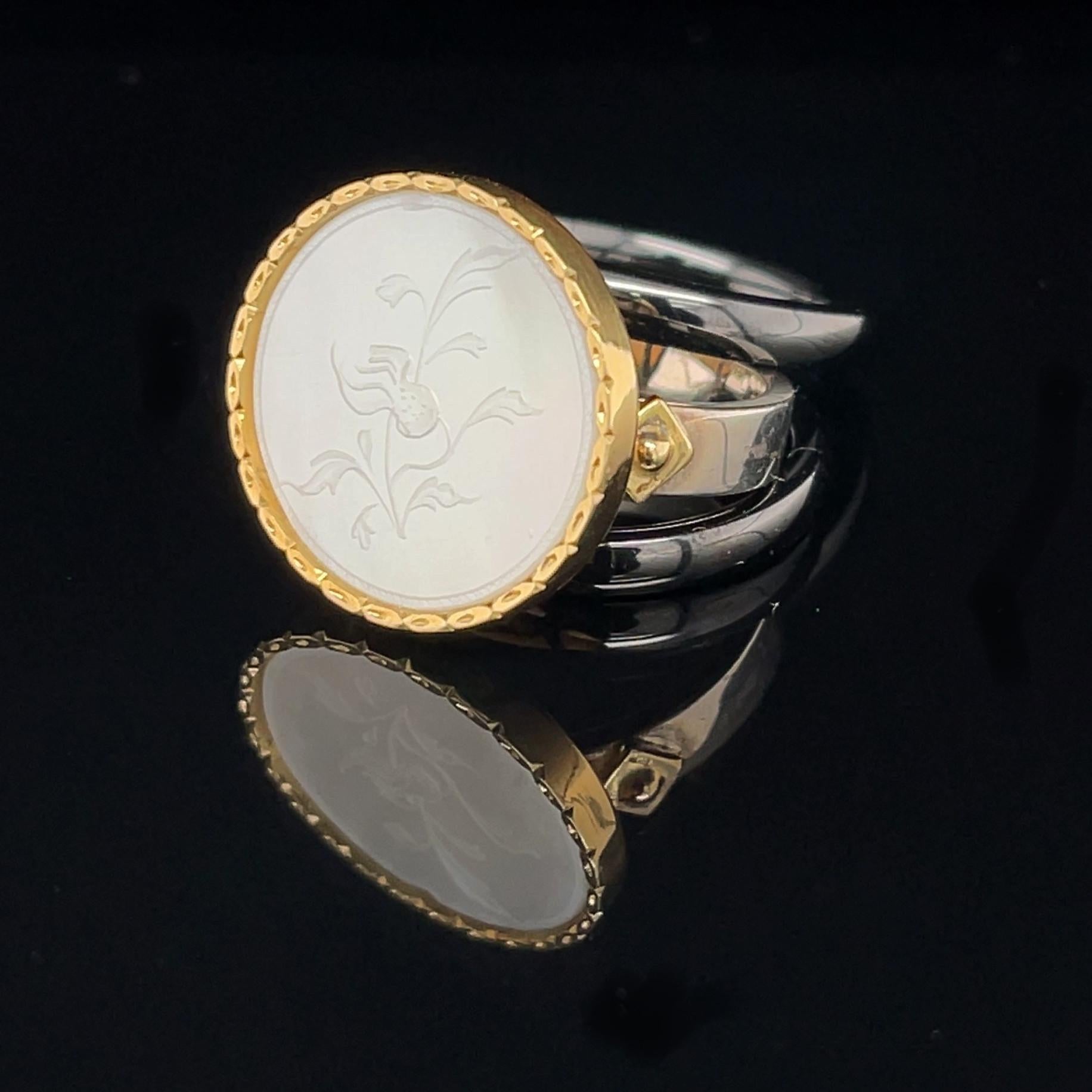 Round Cut Antique Engraved Mother-of-Pearl Ring in 18k Gold with Removable Ceramic Bands For Sale