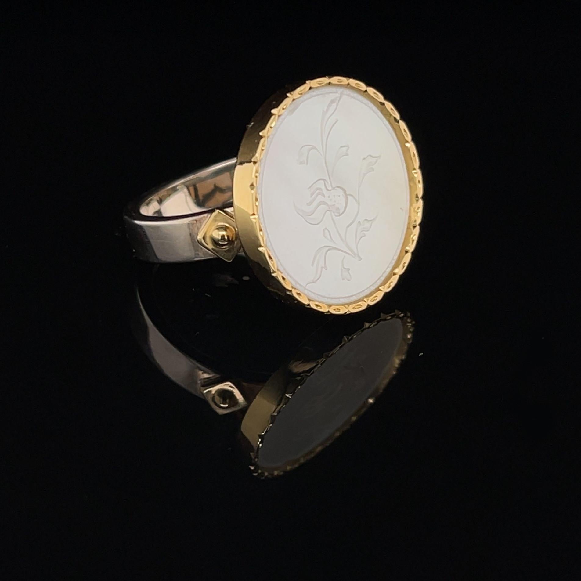 Antique Engraved Mother-of-Pearl Ring in 18k Gold with Removable Ceramic Bands In New Condition For Sale In Los Angeles, CA