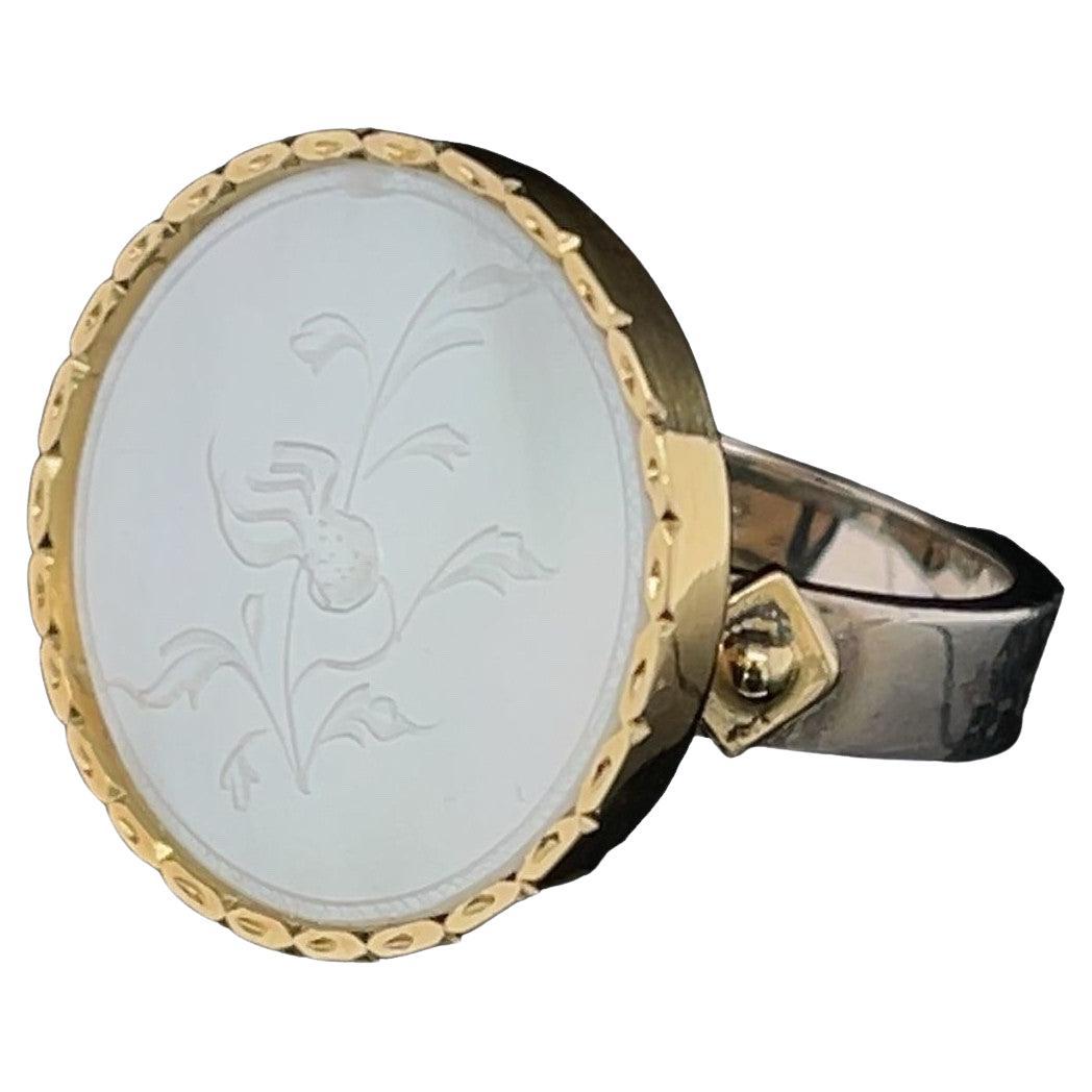 Anello antico con madreperla incisa in oro 18 carati e fascia in ceramica rimovibile