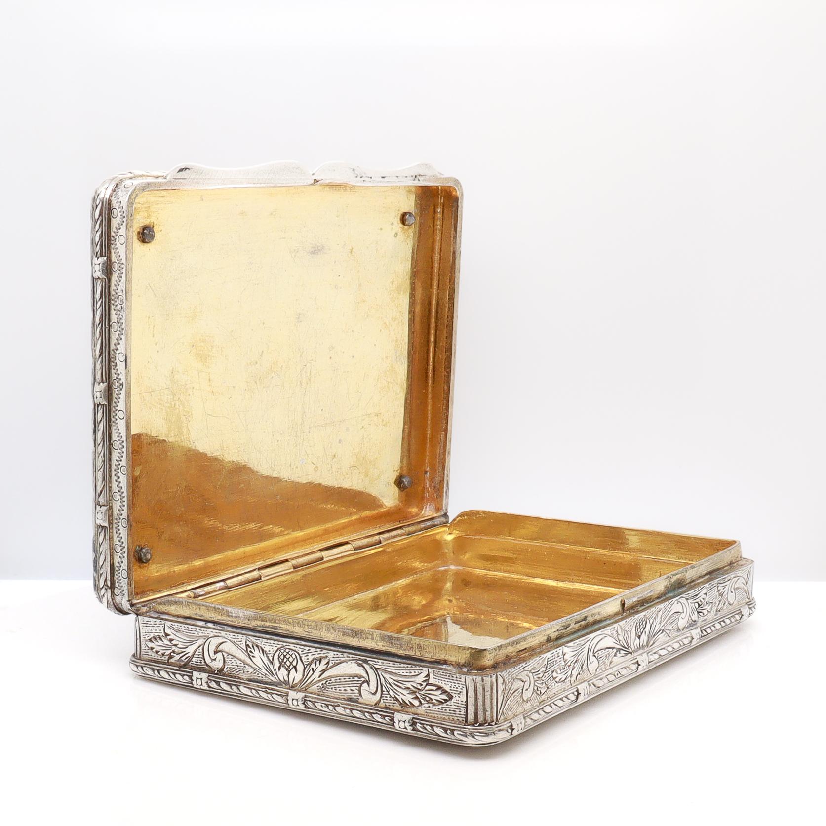 Boîte de rangement ancienne en argent gravé et incrustée de pierres précieuses. en vente 4