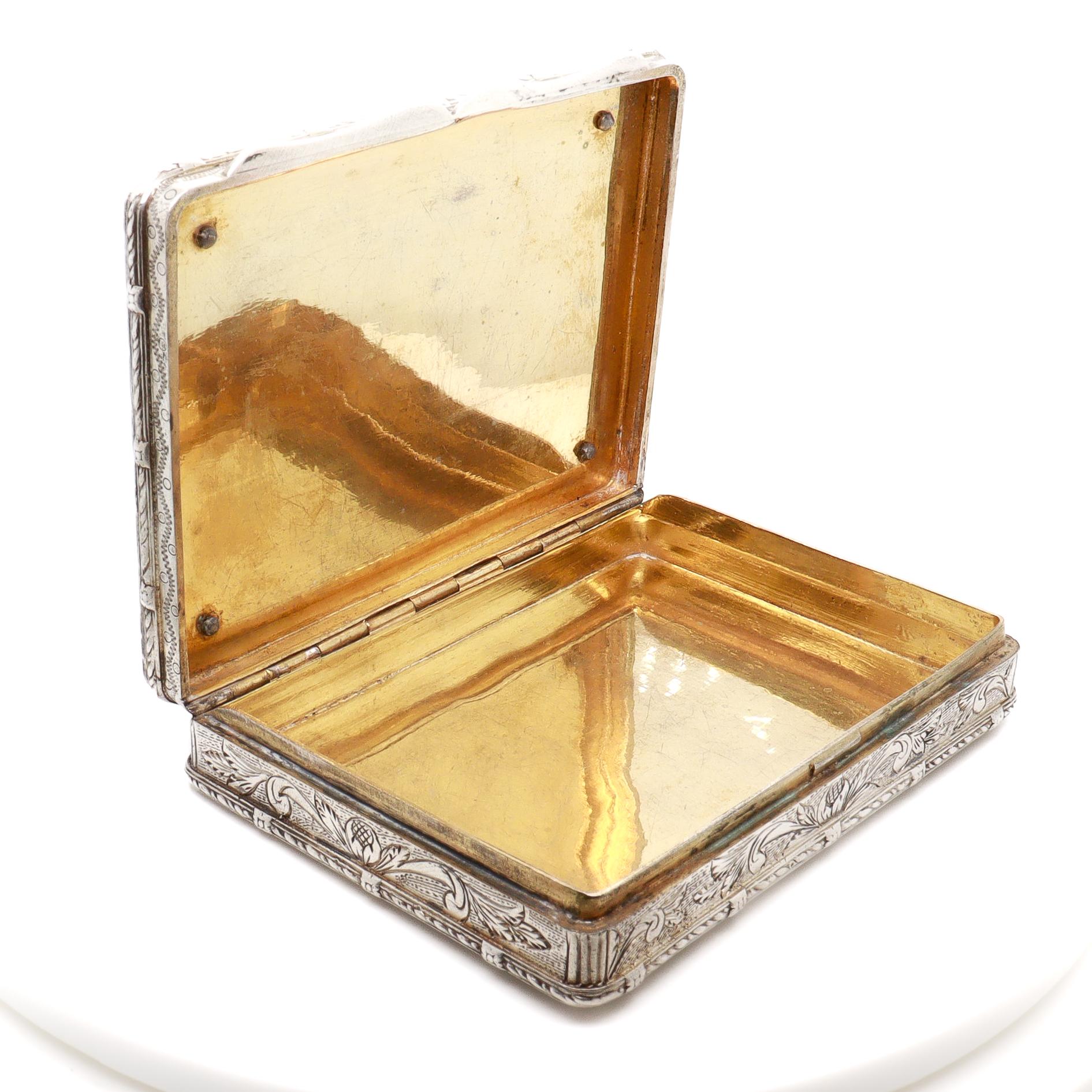 Boîte de rangement ancienne en argent gravé et incrustée de pierres précieuses. en vente 5