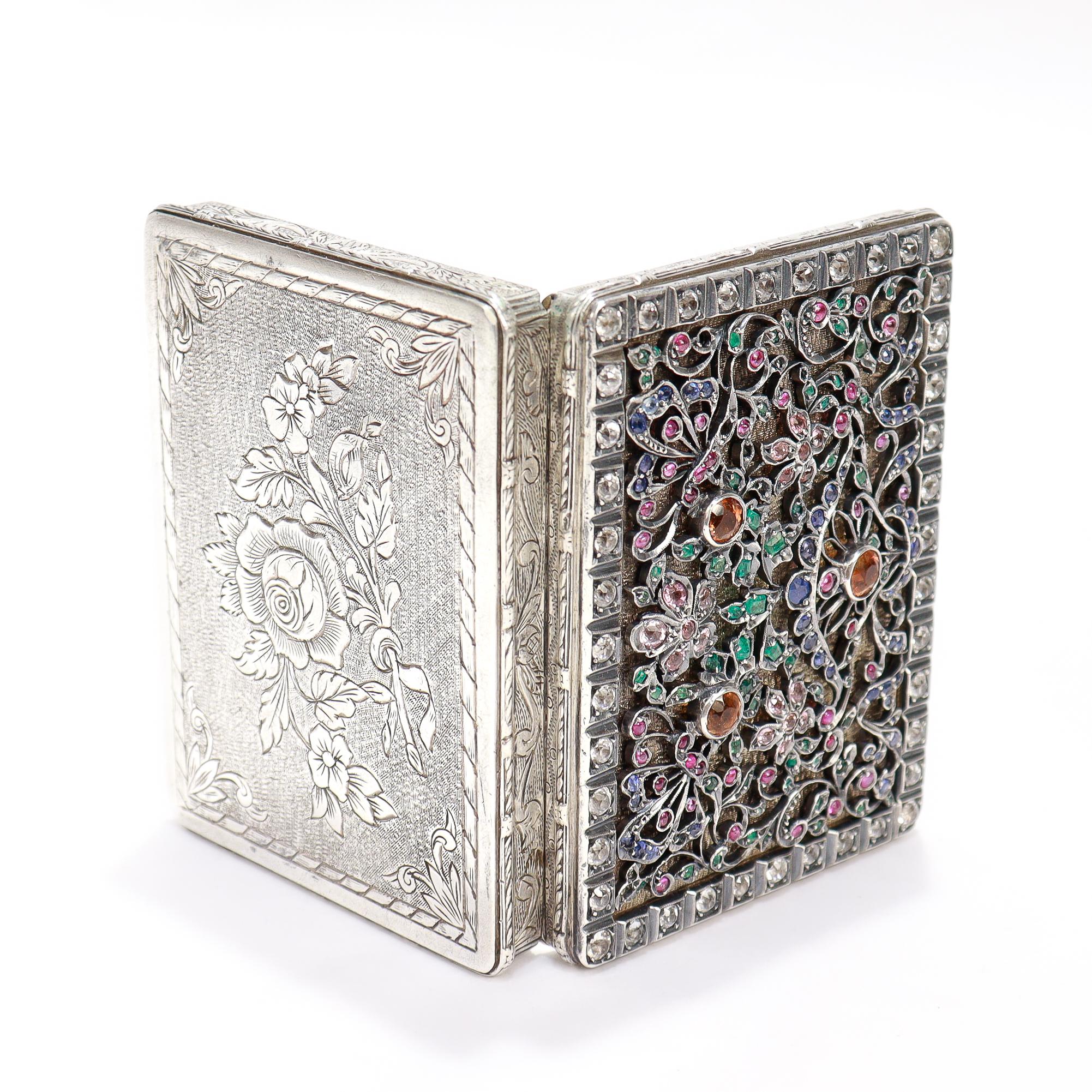 Boîte de rangement ancienne en argent gravé et incrustée de pierres précieuses. en vente 7