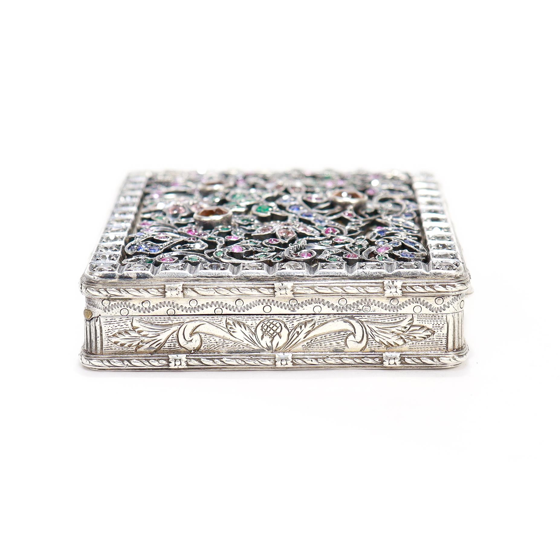 Boîte de rangement ancienne en argent gravé et incrustée de pierres précieuses. en vente 9