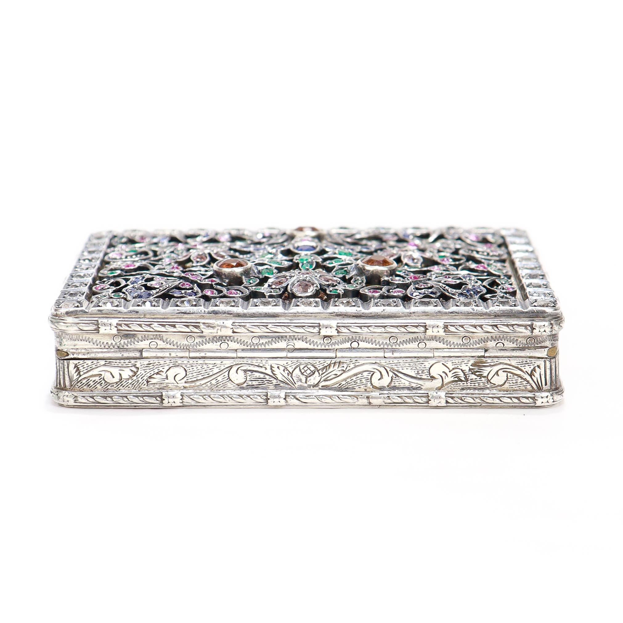 Boîte de rangement ancienne en argent gravé et incrustée de pierres précieuses. en vente 10