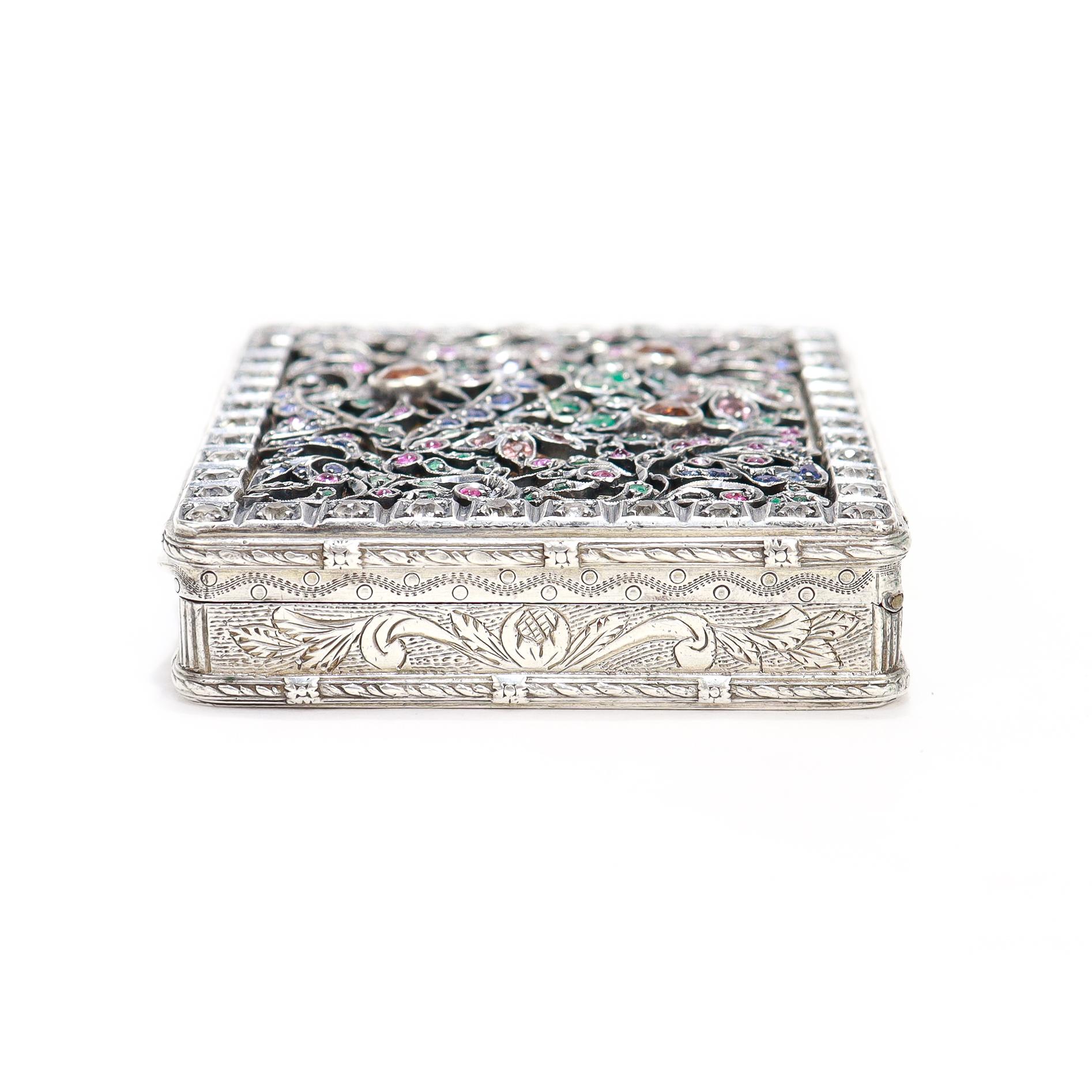 Boîte de rangement ancienne en argent gravé et incrustée de pierres précieuses. en vente 11
