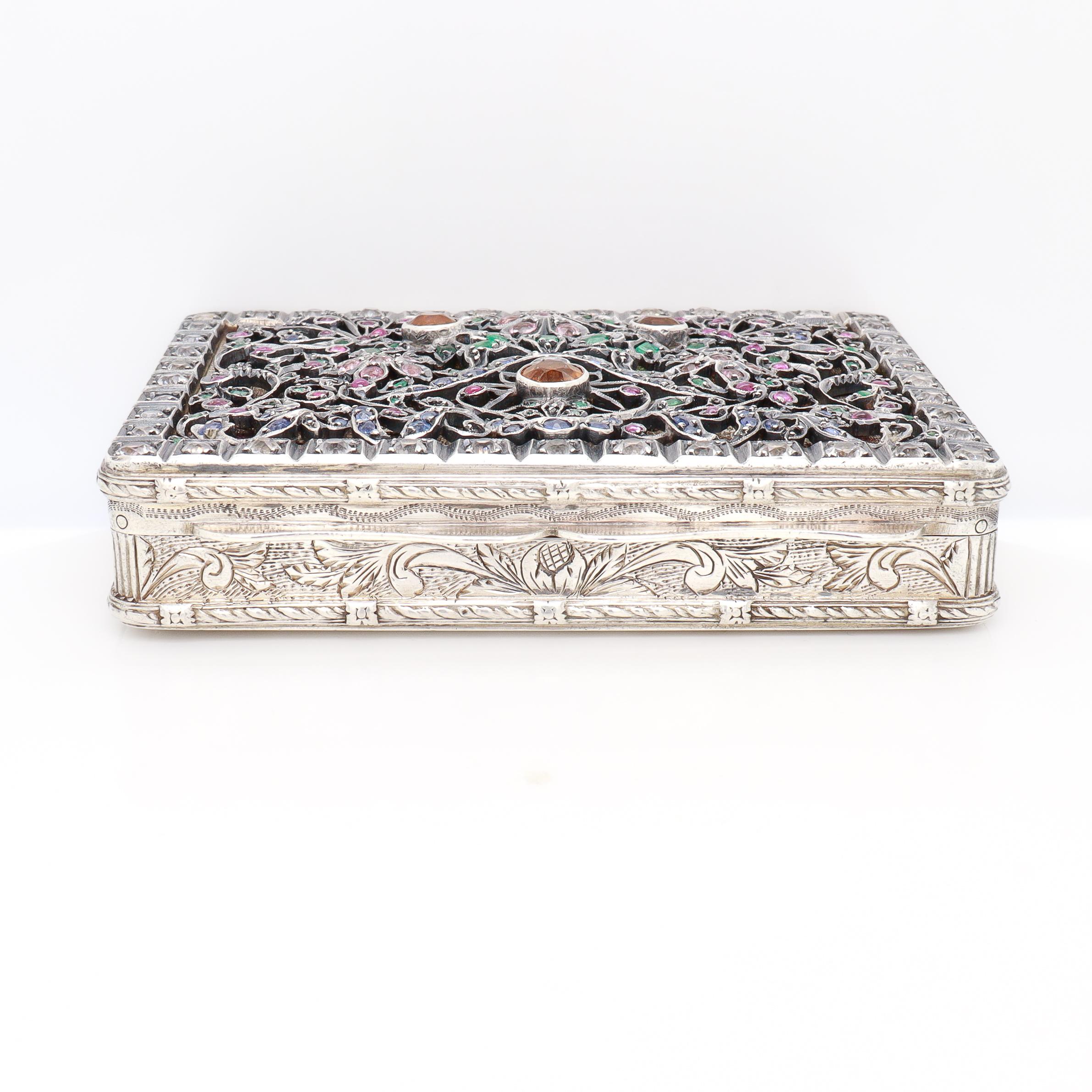 Boîte de rangement ancienne en argent gravé et incrustée de pierres précieuses. en vente 12