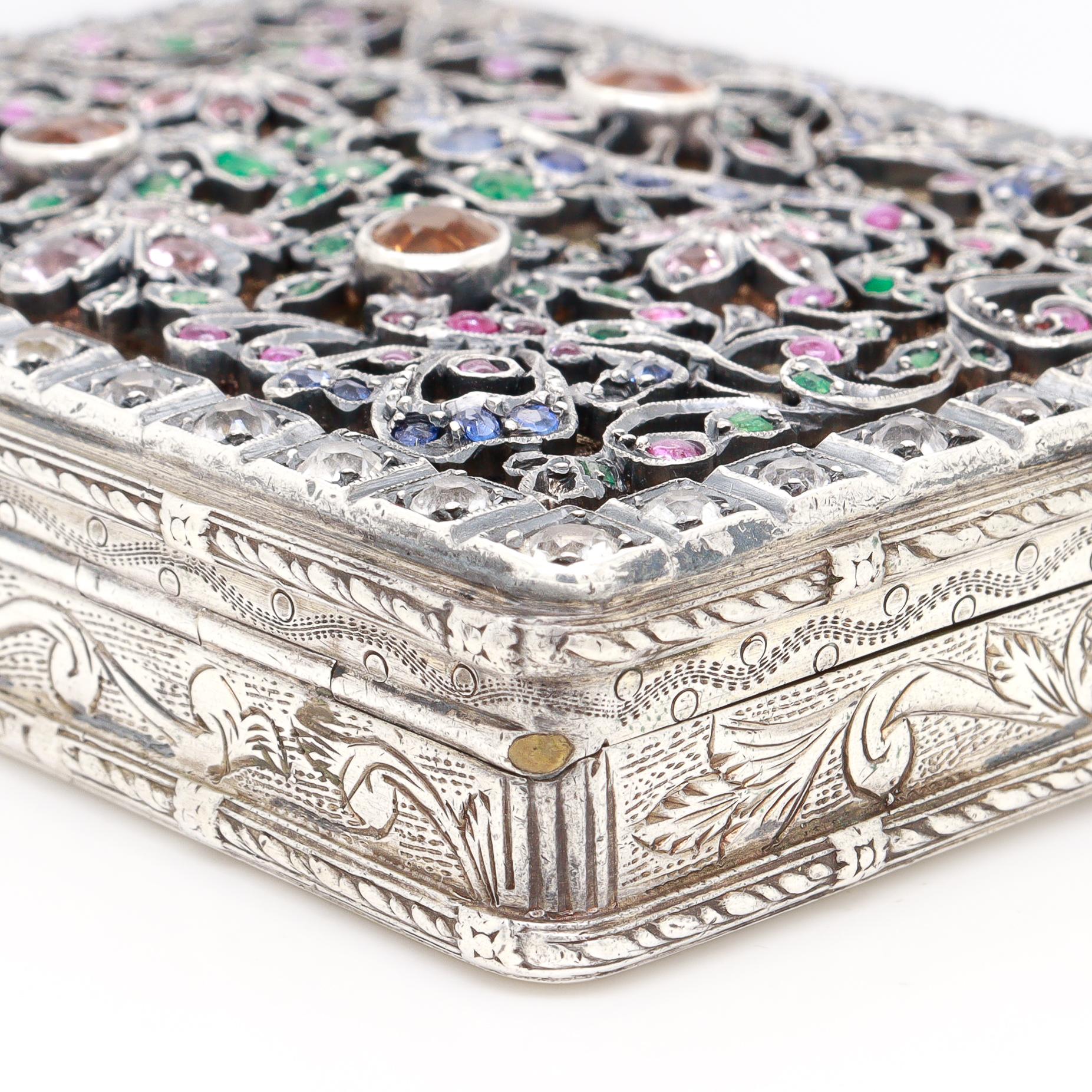 Boîte de rangement ancienne en argent gravé et incrustée de pierres précieuses. en vente 13