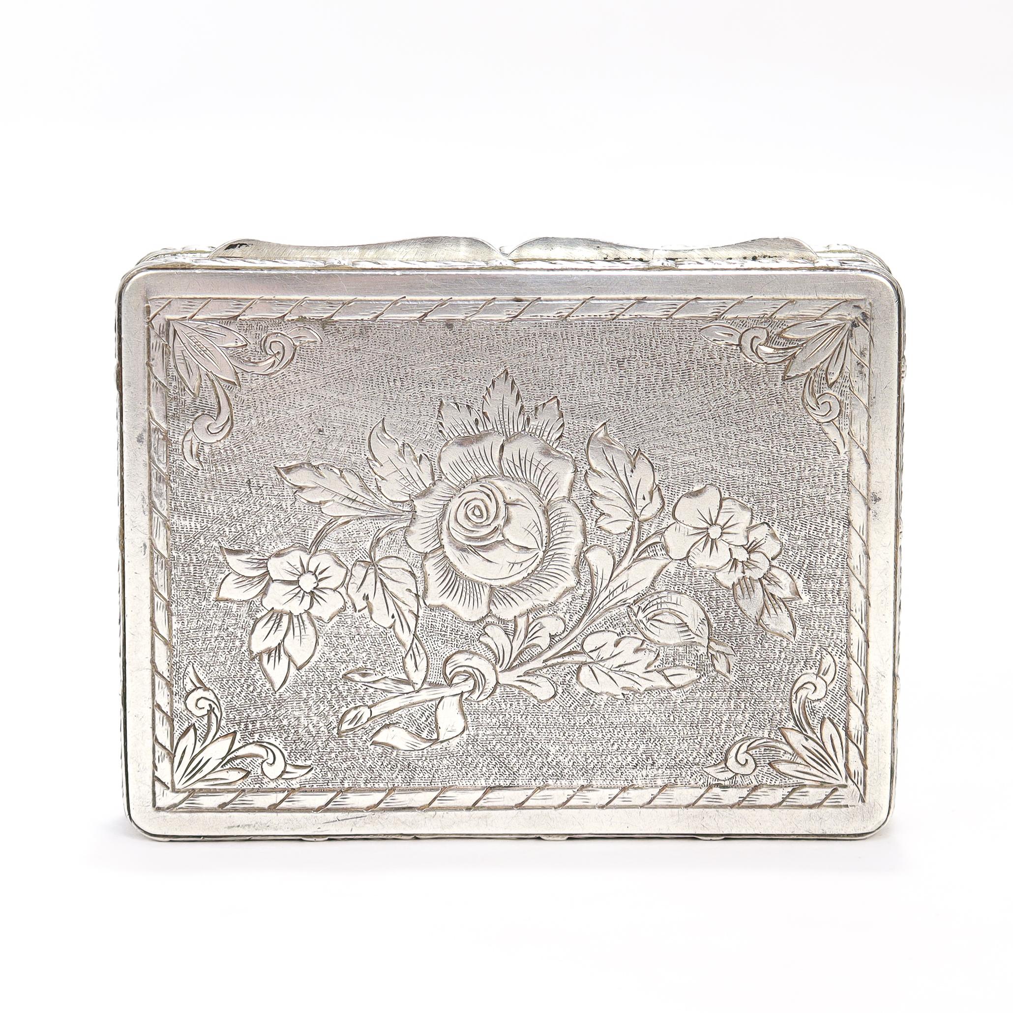 Boîte de rangement ancienne en argent gravé et incrustée de pierres précieuses. en vente 14