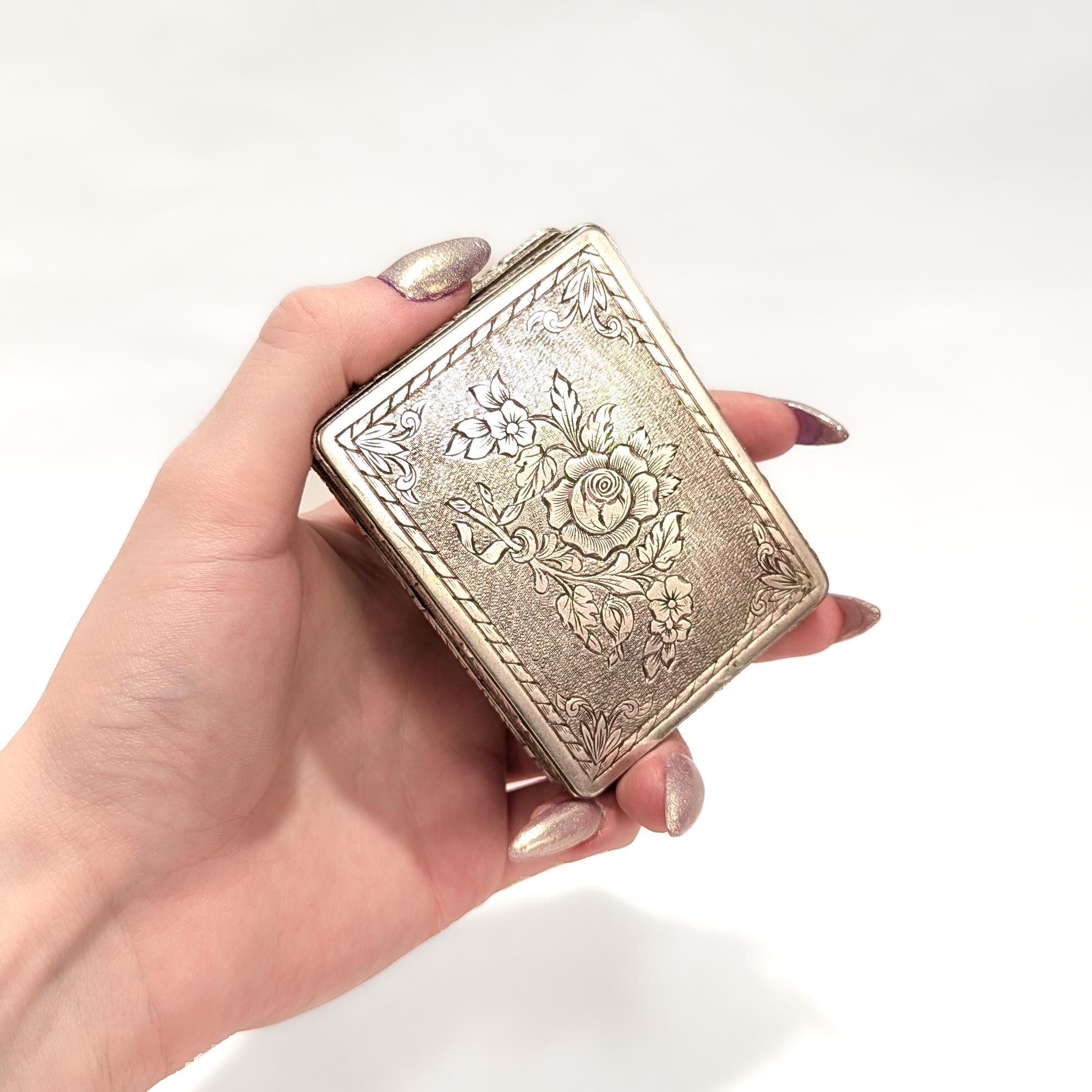 Belle Époque Boîte de rangement ancienne en argent gravé et incrustée de pierres précieuses. en vente