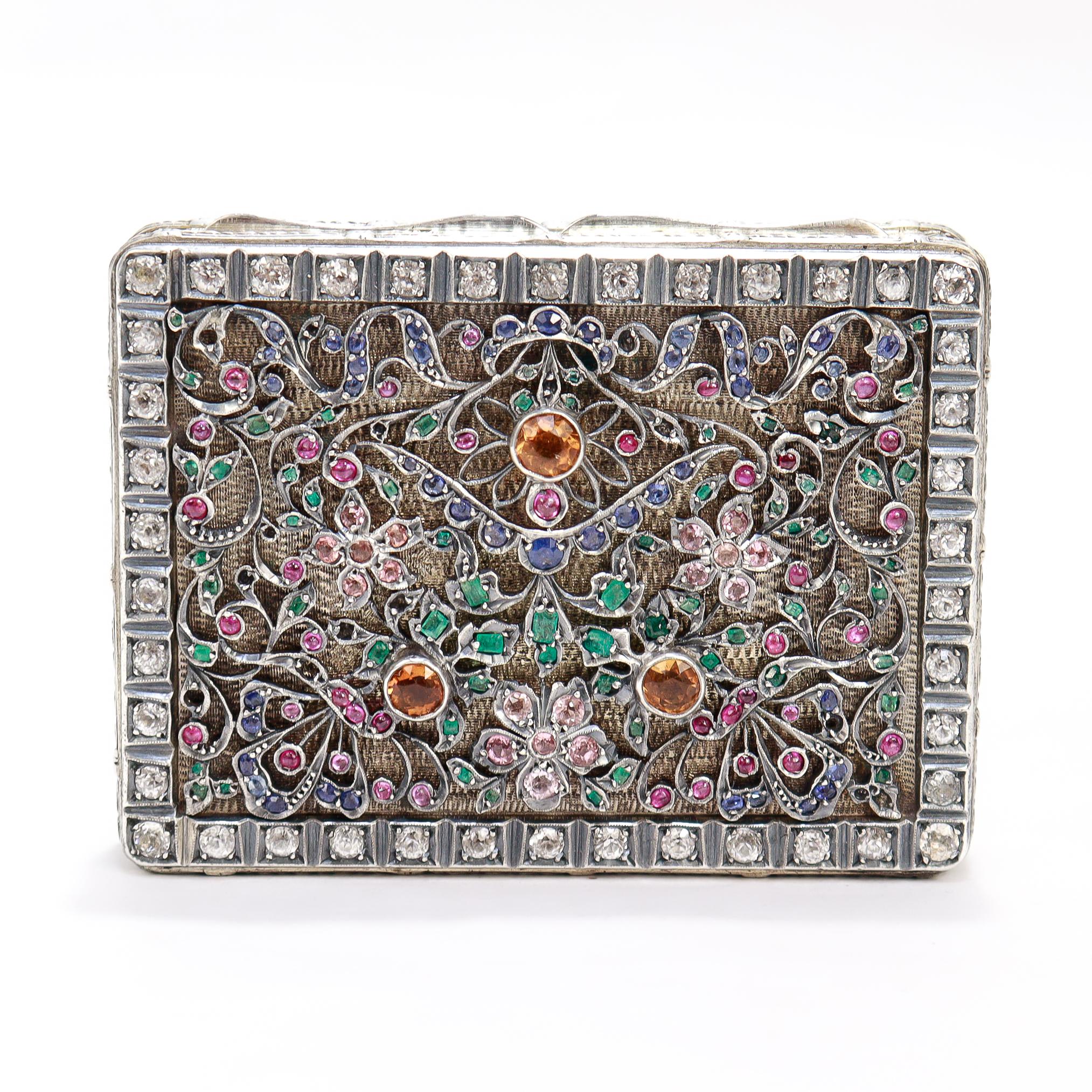 Taille ronde Boîte de rangement ancienne en argent gravé et incrustée de pierres précieuses. en vente