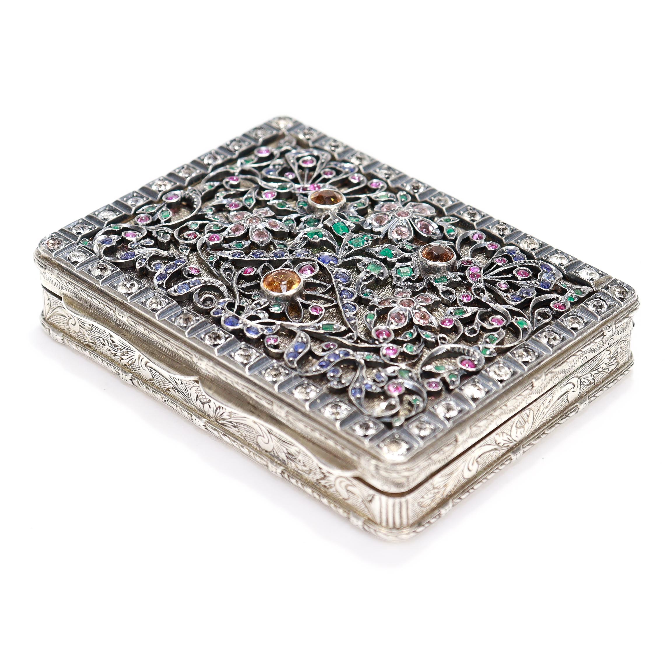Boîte de rangement ancienne en argent gravé et incrustée de pierres précieuses. Pour femmes en vente