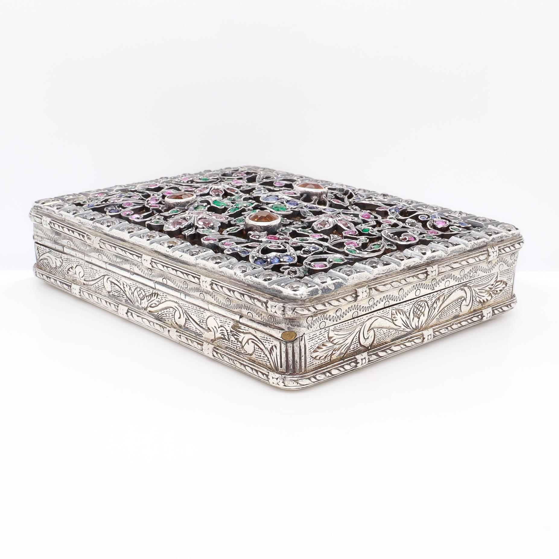 Boîte de rangement ancienne en argent gravé et incrustée de pierres précieuses. en vente 1