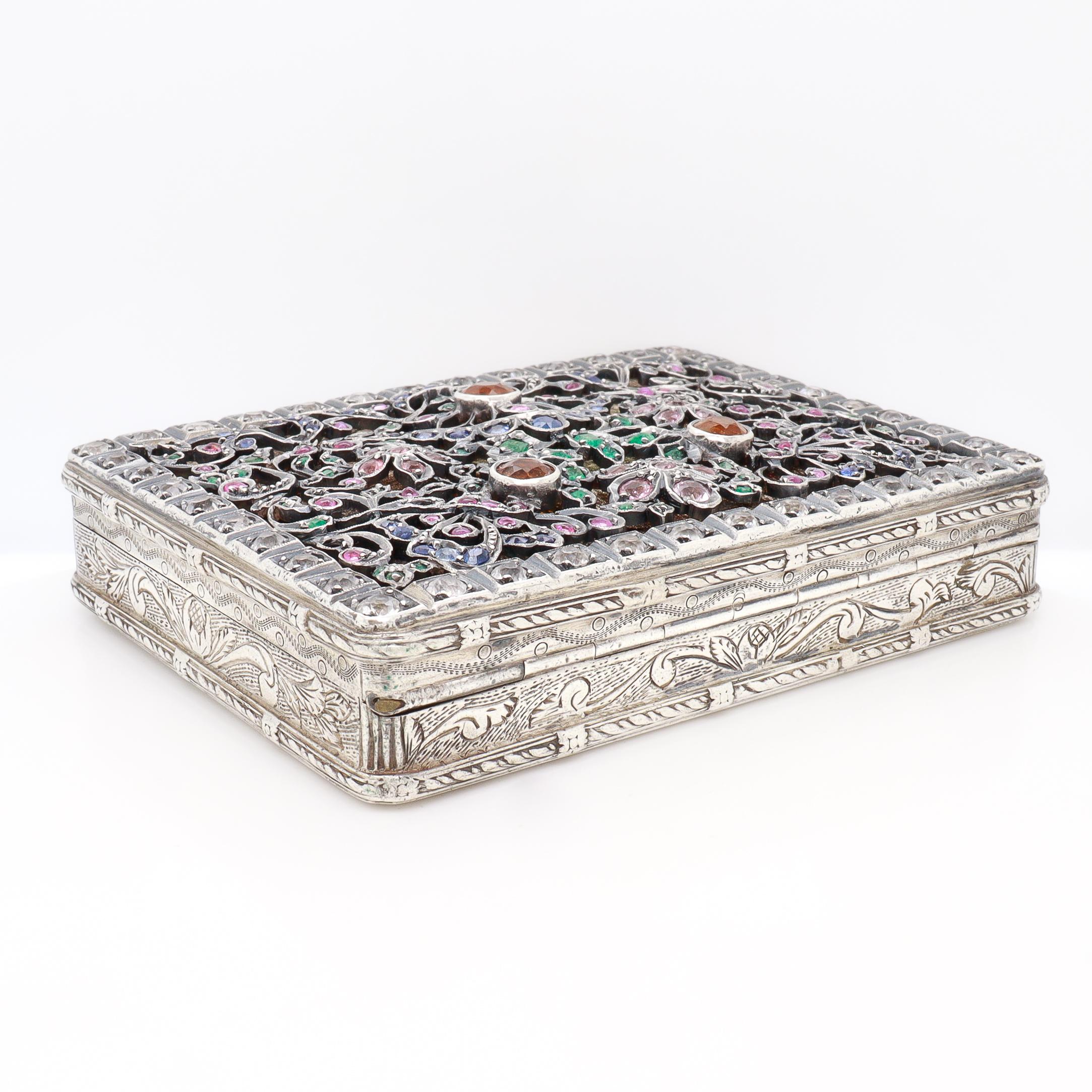 Boîte de rangement ancienne en argent gravé et incrustée de pierres précieuses. en vente 2