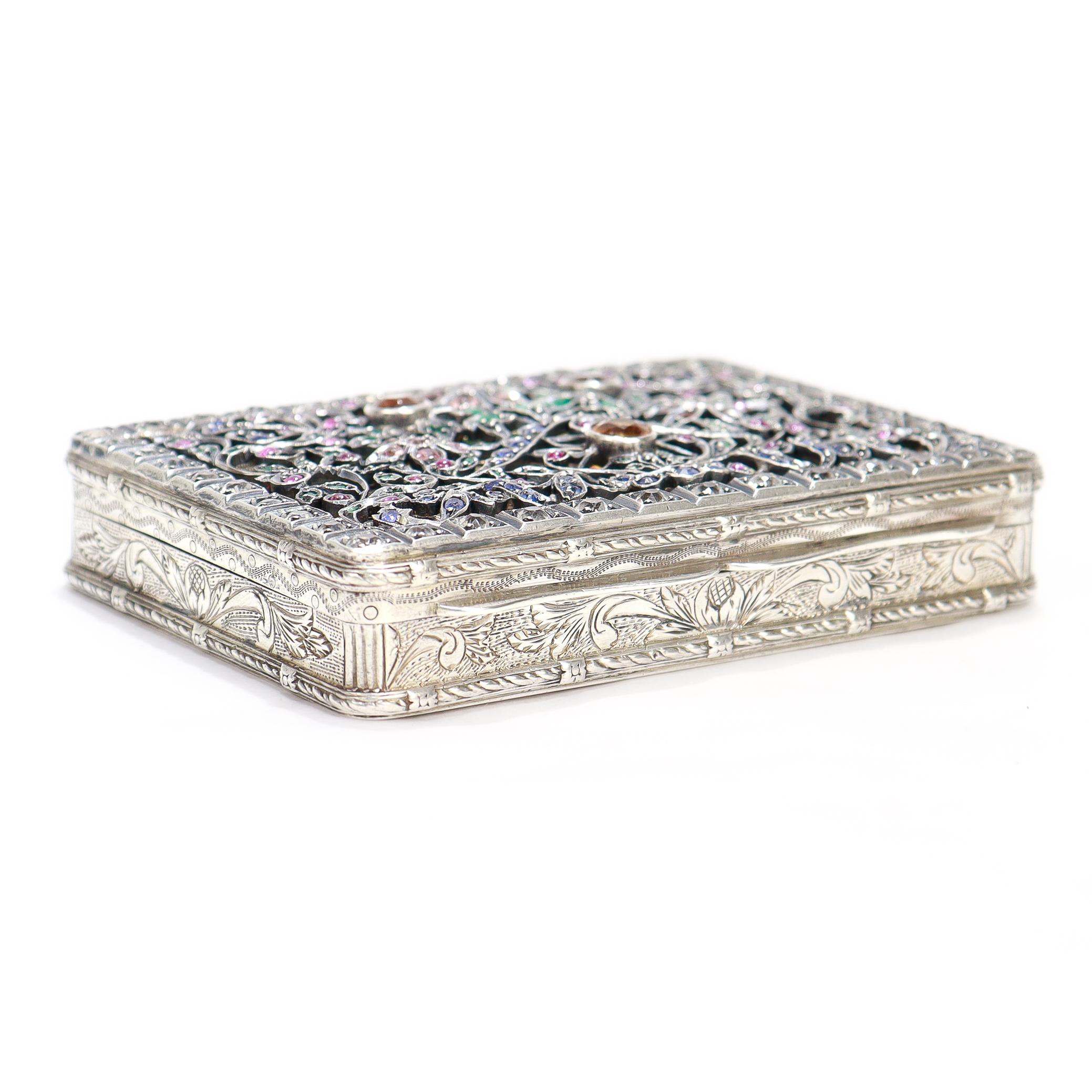 Boîte de rangement ancienne en argent gravé et incrustée de pierres précieuses. en vente 3