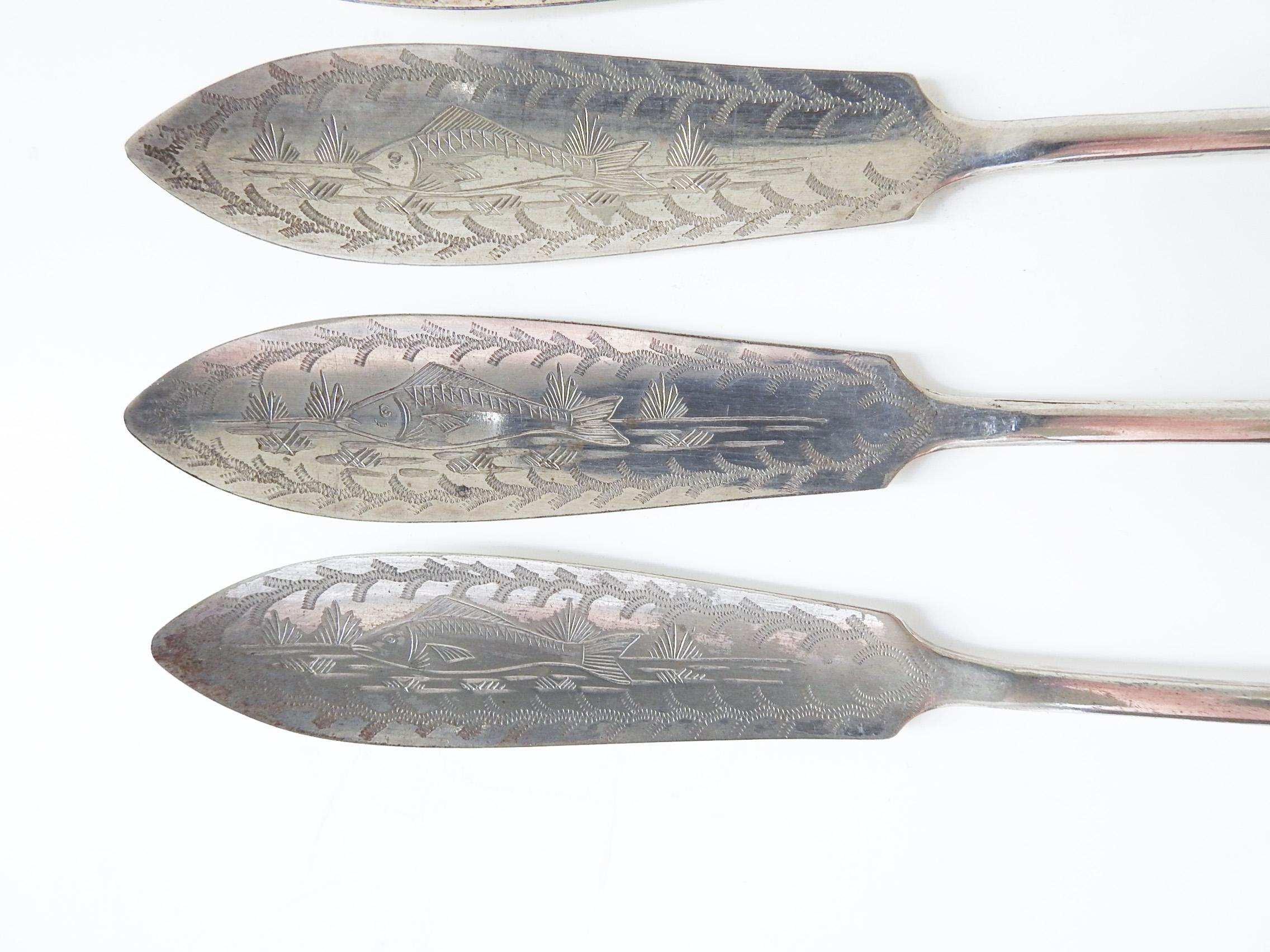 Jeu de 5 couteaux à poisson en métal argenté.  Marqué  Henry Hobson & Sons, fabriqué en Angleterre.  Chacun est gravé d'un feuillage et d'un poisson, petites éraflures.