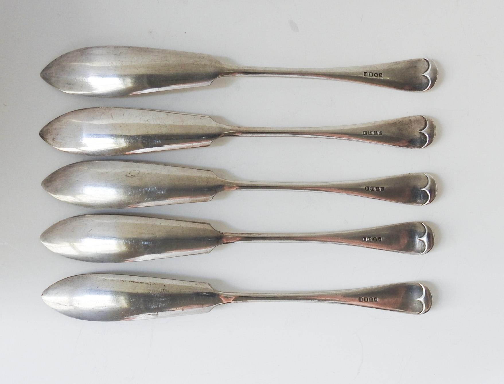 Mouvement esthétique Couteaux à poisson anciens en métal argenté gravé - Lot de 5 en vente