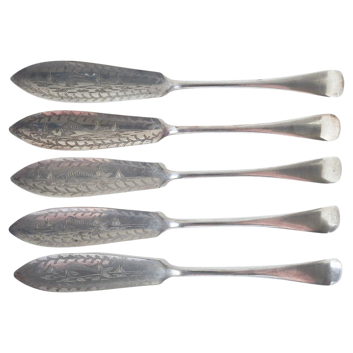 Couteaux à poisson anciens en métal argenté gravé - Lot de 5 en vente