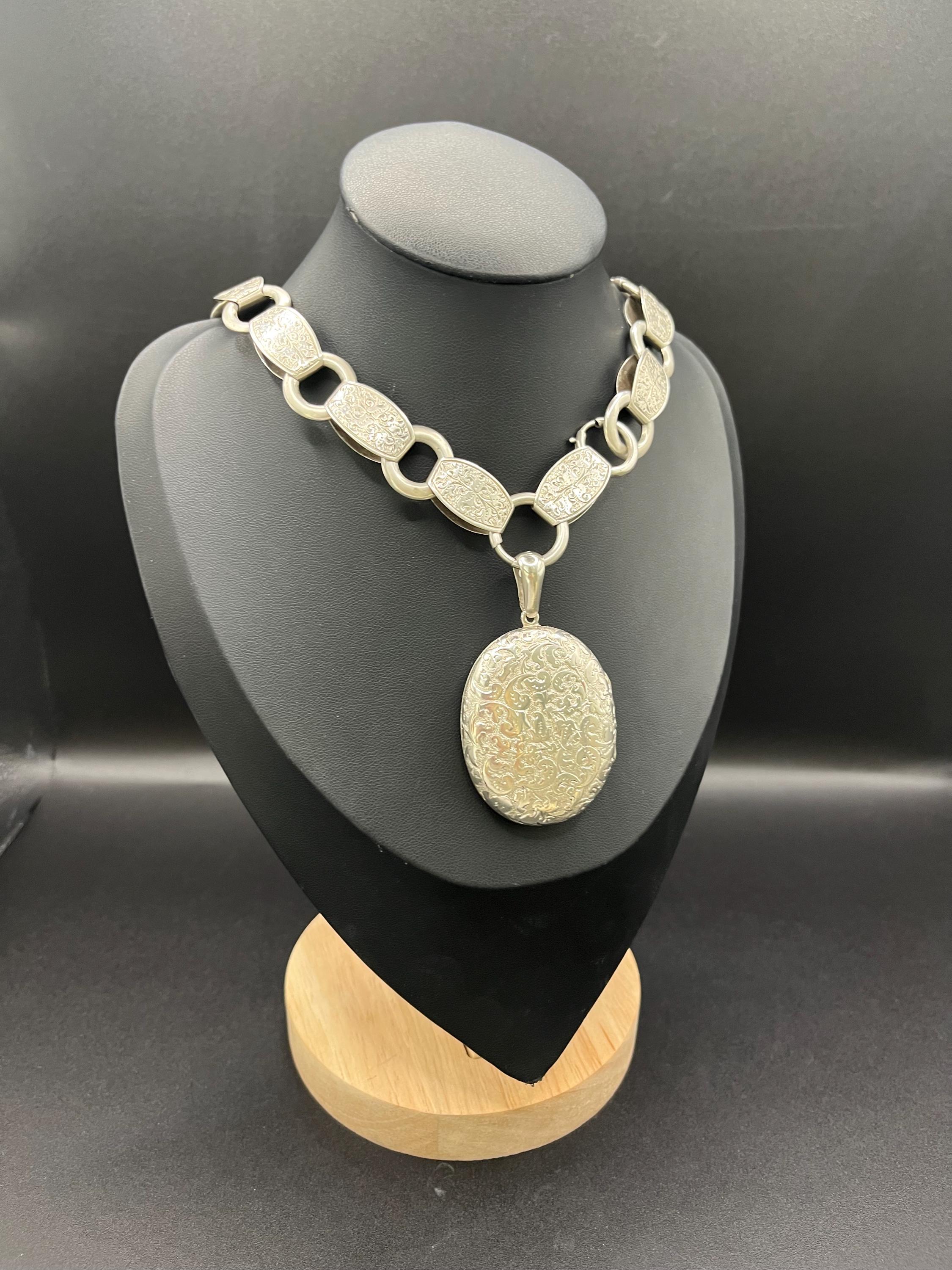 Collana vittoriana con medaglione e catena di libri in argento sterling inciso e antico in vendita 5