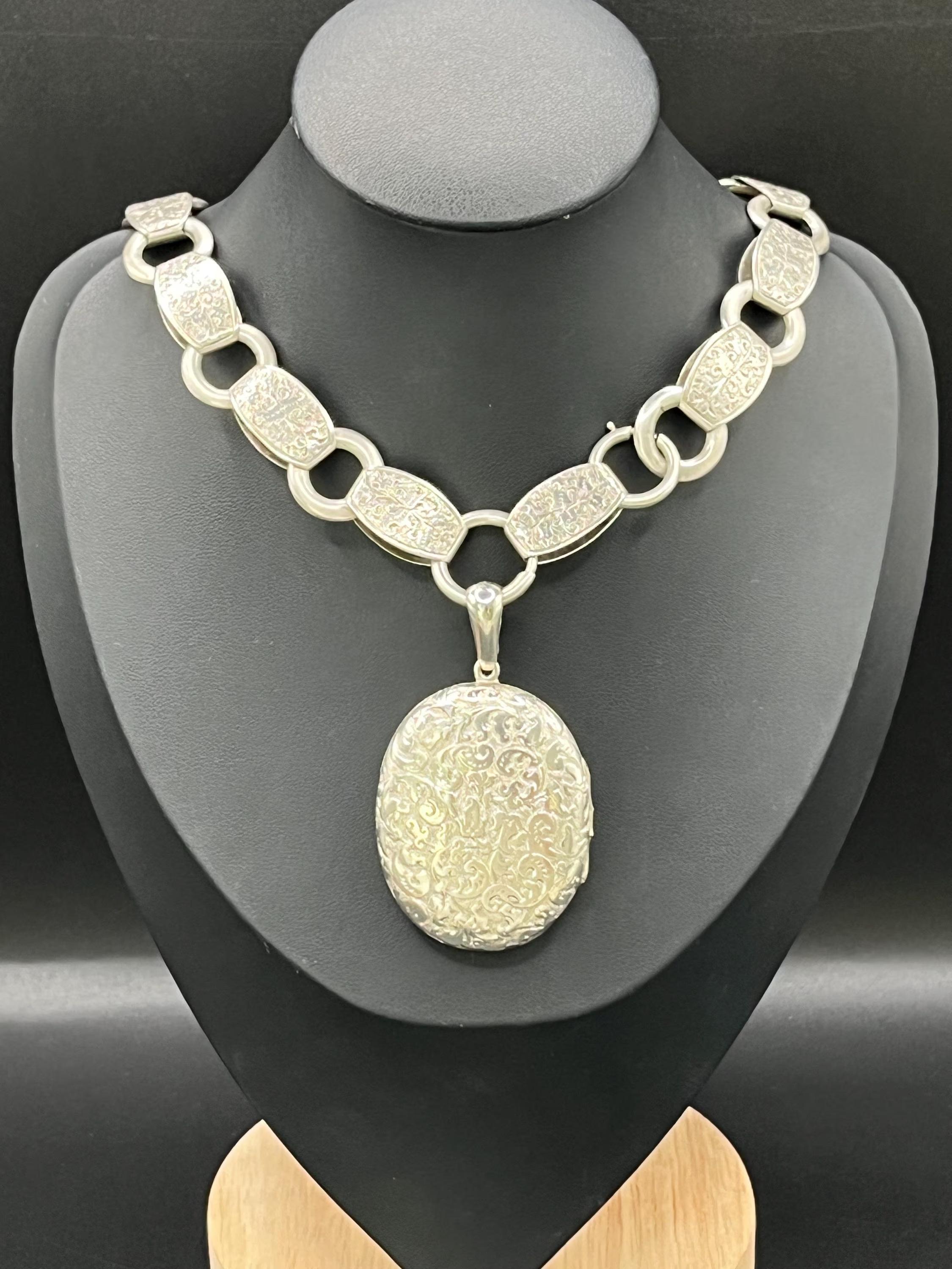 Collana con catena di libri antichi e medaglione inciso

Argento 

Circa 1890

Ti presentiamo una splendida collana con catena a libro in argento sterling di epoca vittoriana, una vera e propria testimonianza di eleganza e maestria senza tempo.