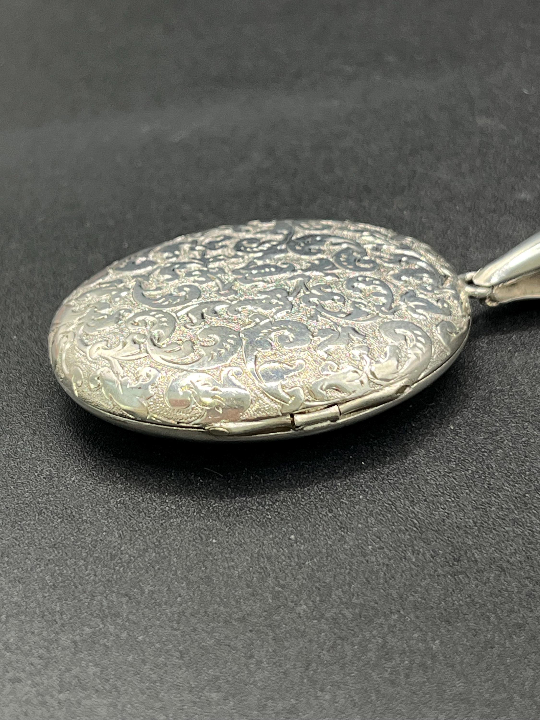 Vittoriano Collana vittoriana con medaglione e catena di libri in argento sterling inciso e antico in vendita
