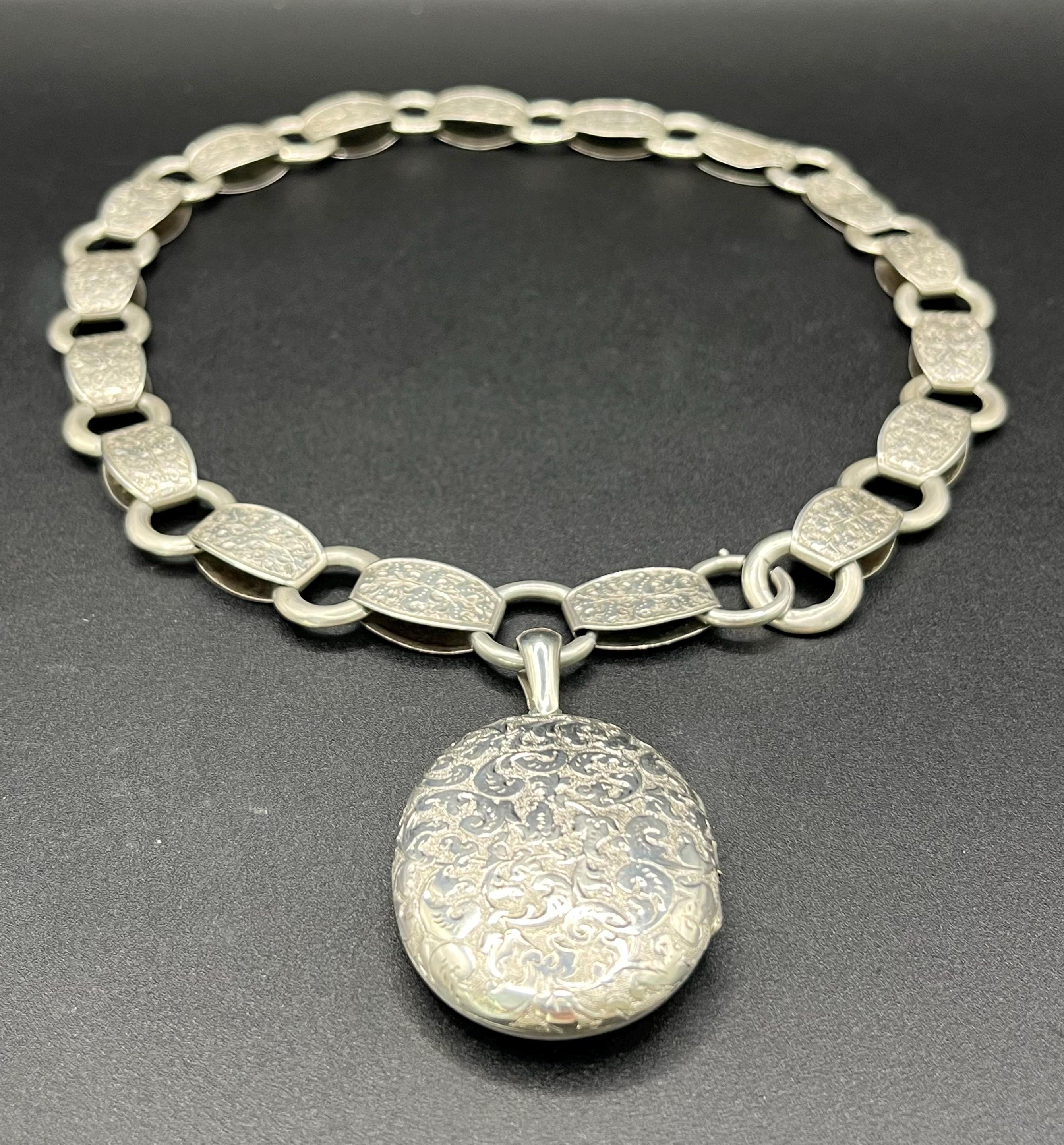 Collana vittoriana con medaglione e catena di libri in argento sterling inciso e antico In condizioni buone in vendita a Brighton, GB