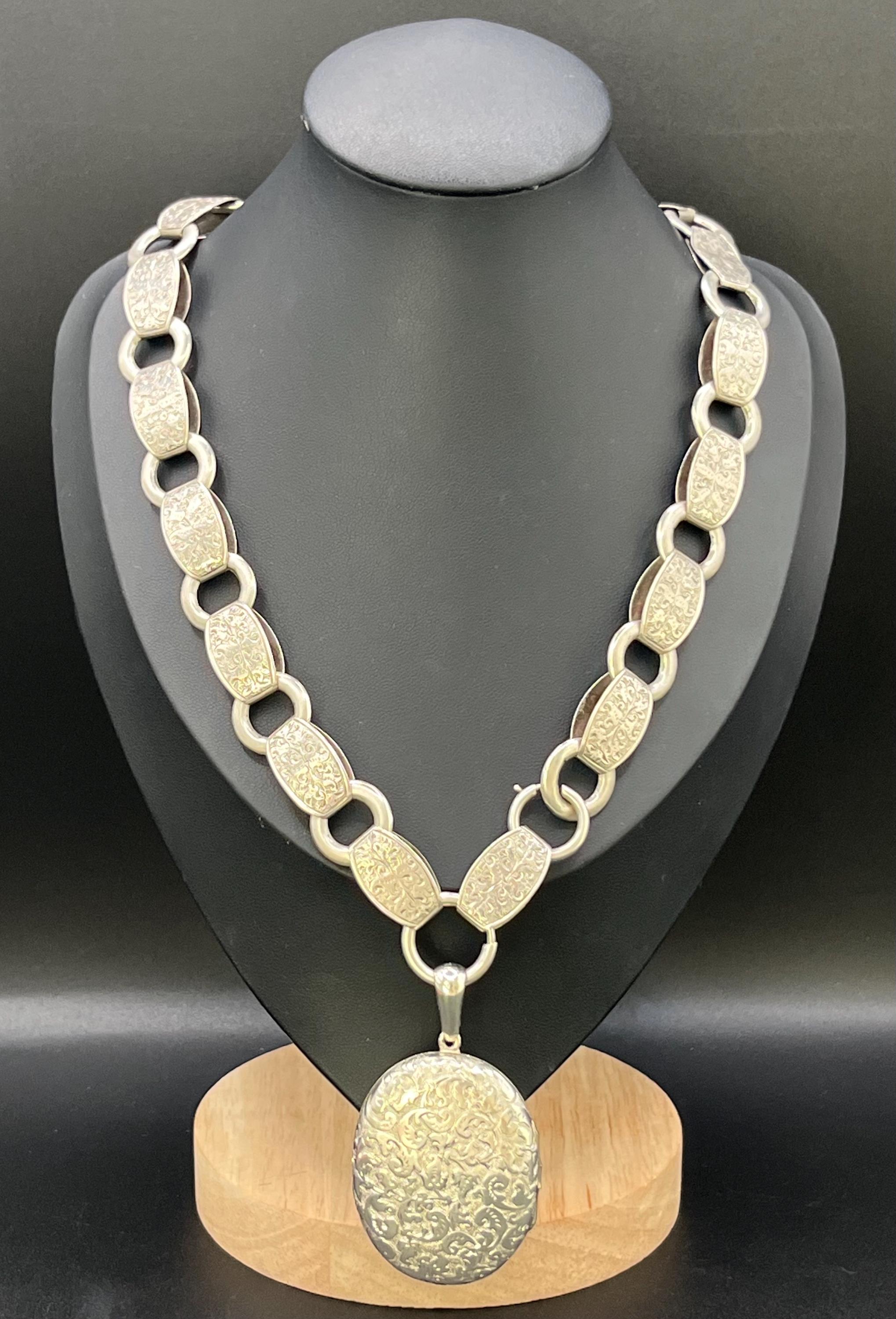 da uomo o donna Collana vittoriana con medaglione e catena di libri in argento sterling inciso e antico in vendita