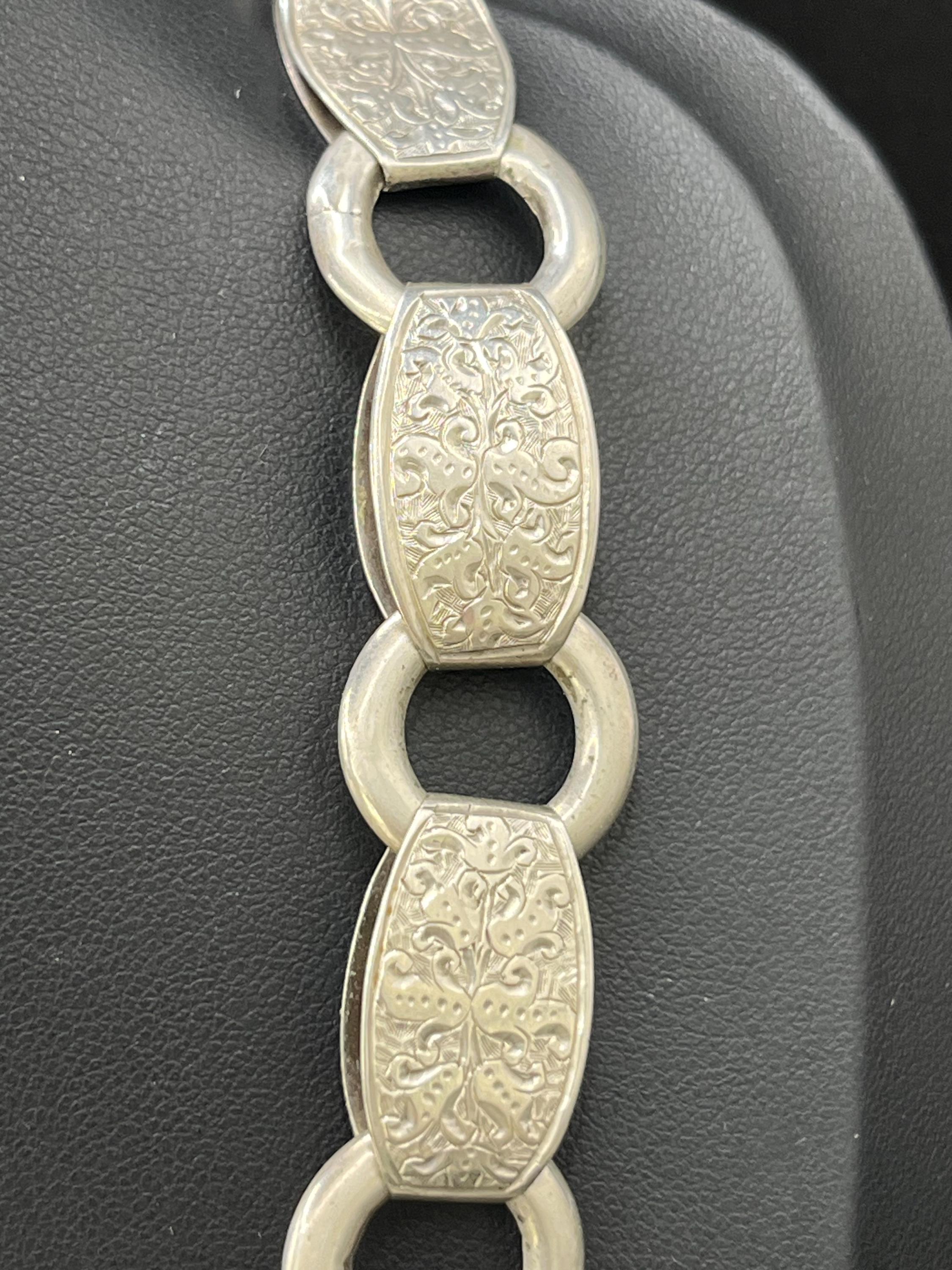 Collana vittoriana con medaglione e catena di libri in argento sterling inciso e antico in vendita 1