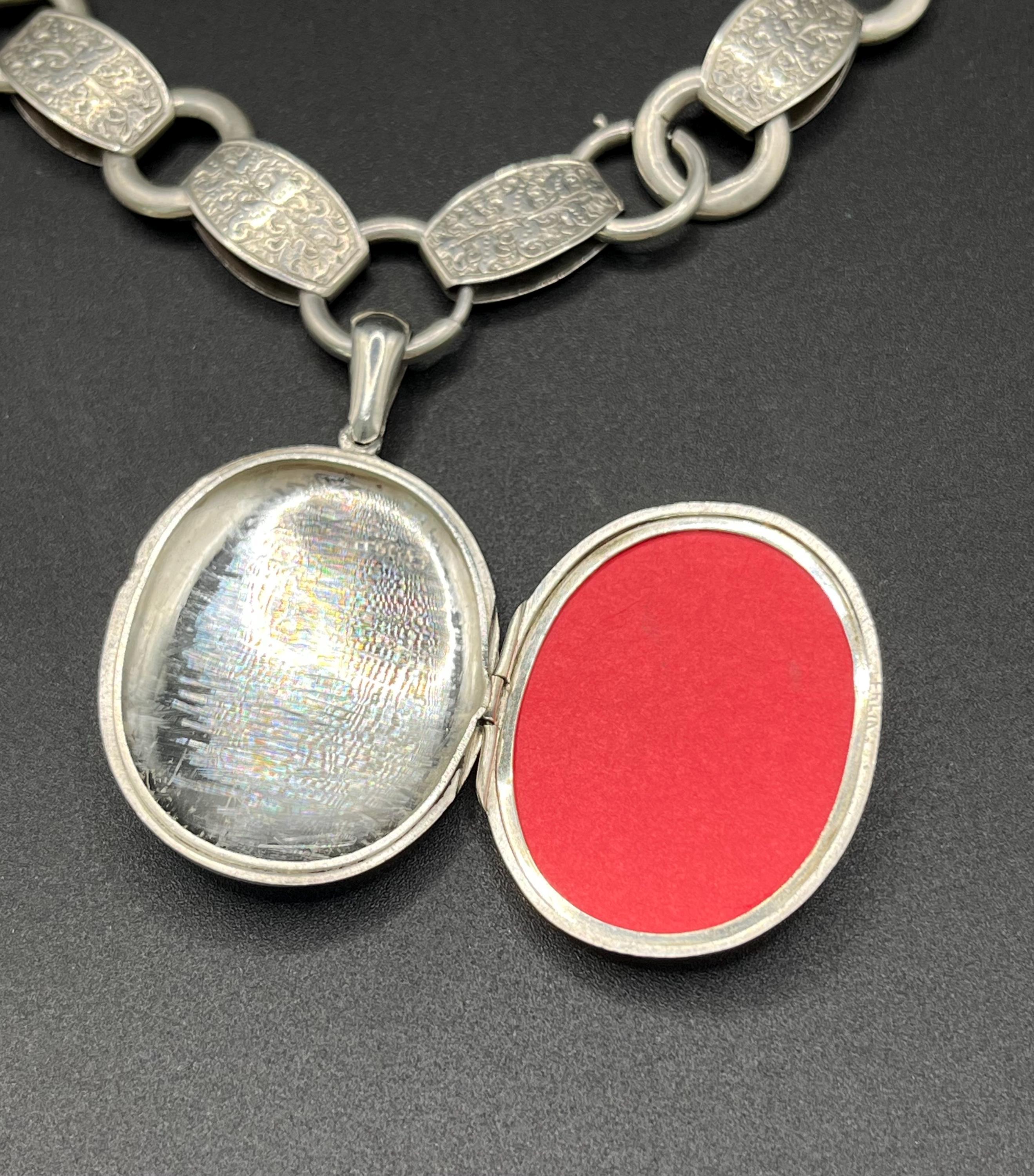 Collana vittoriana con medaglione e catena di libri in argento sterling inciso e antico in vendita 2