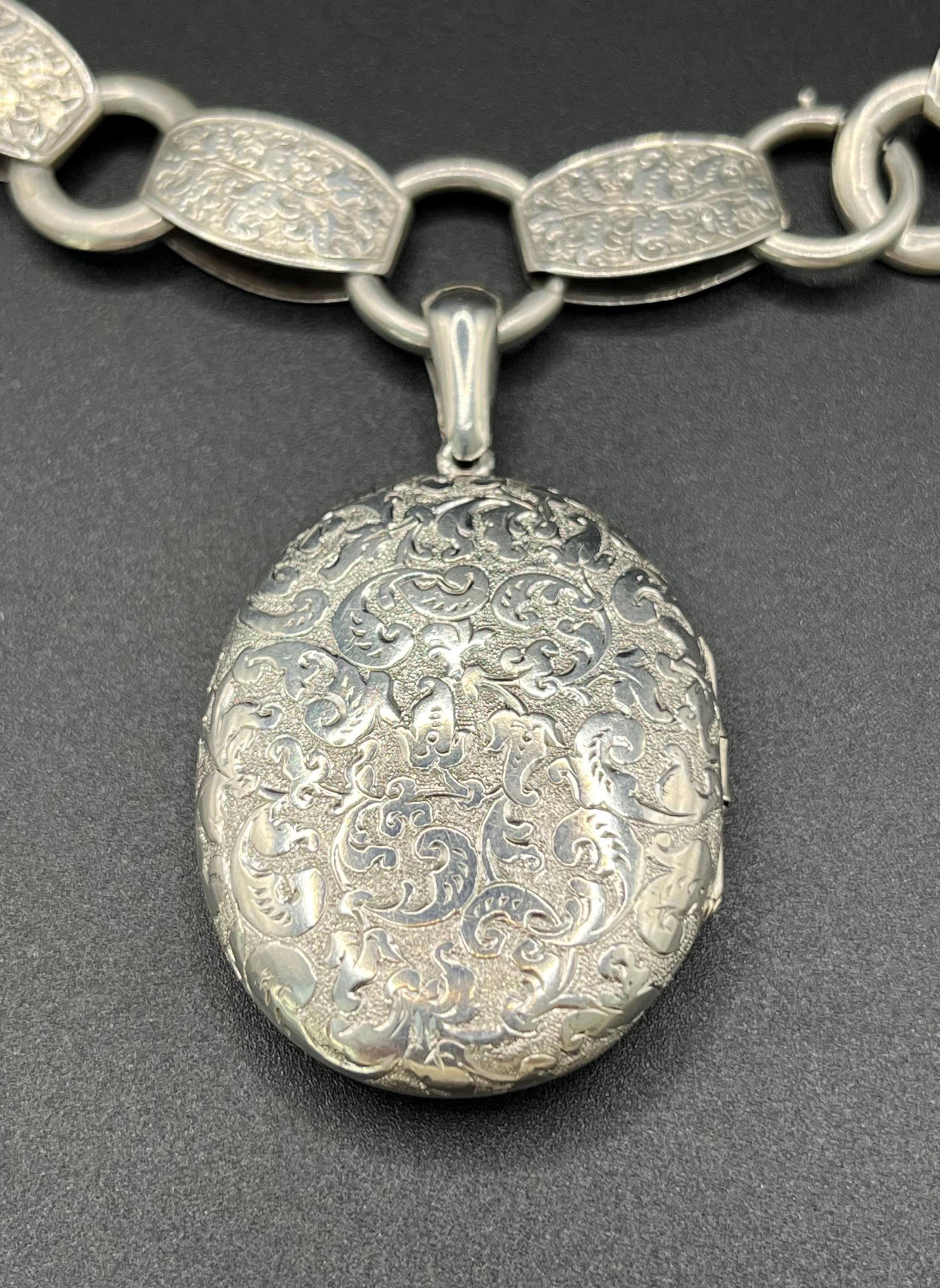 Collana vittoriana con medaglione e catena di libri in argento sterling inciso e antico in vendita 3