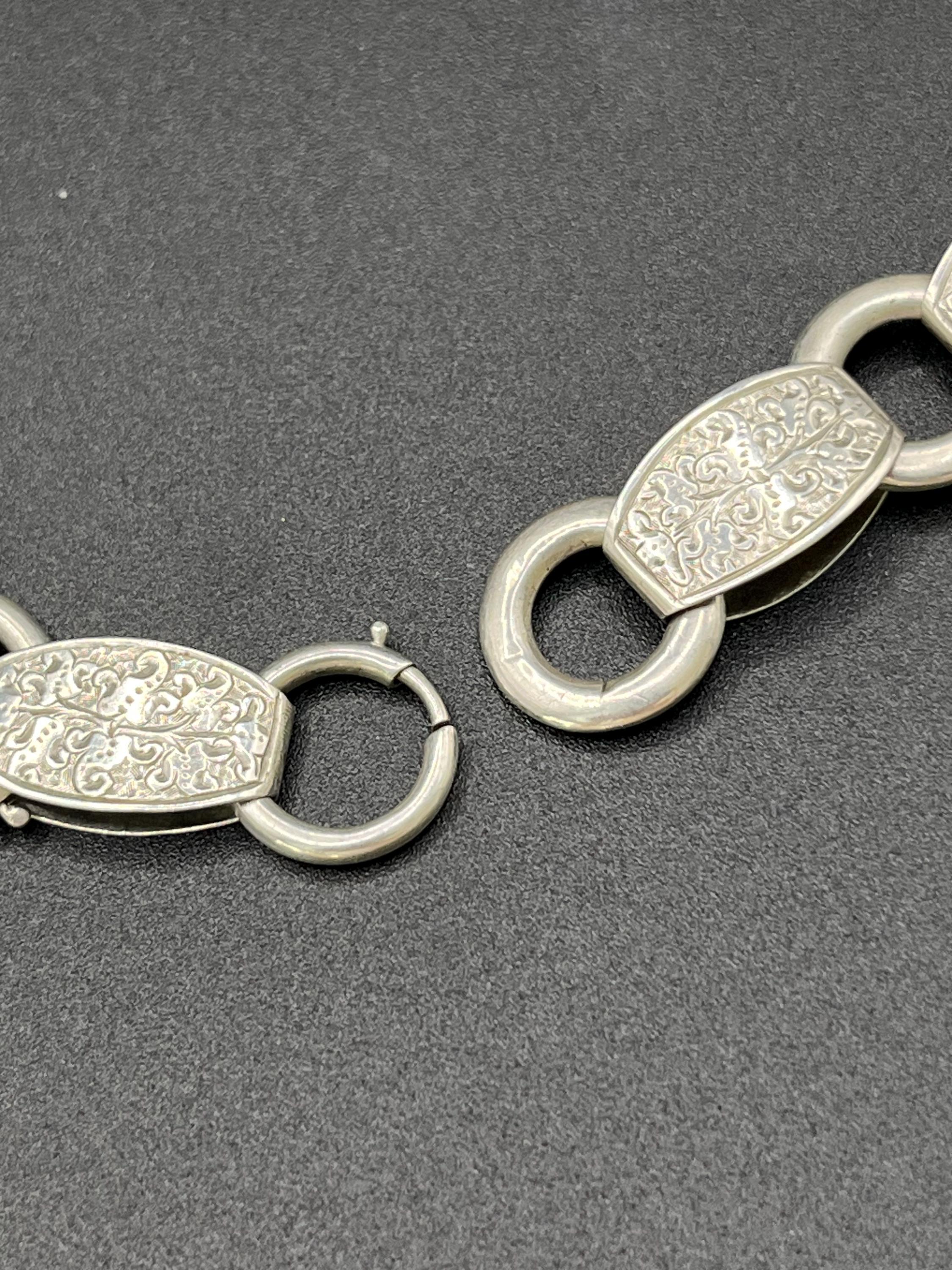 Collana vittoriana con medaglione e catena di libri in argento sterling inciso e antico in vendita 4