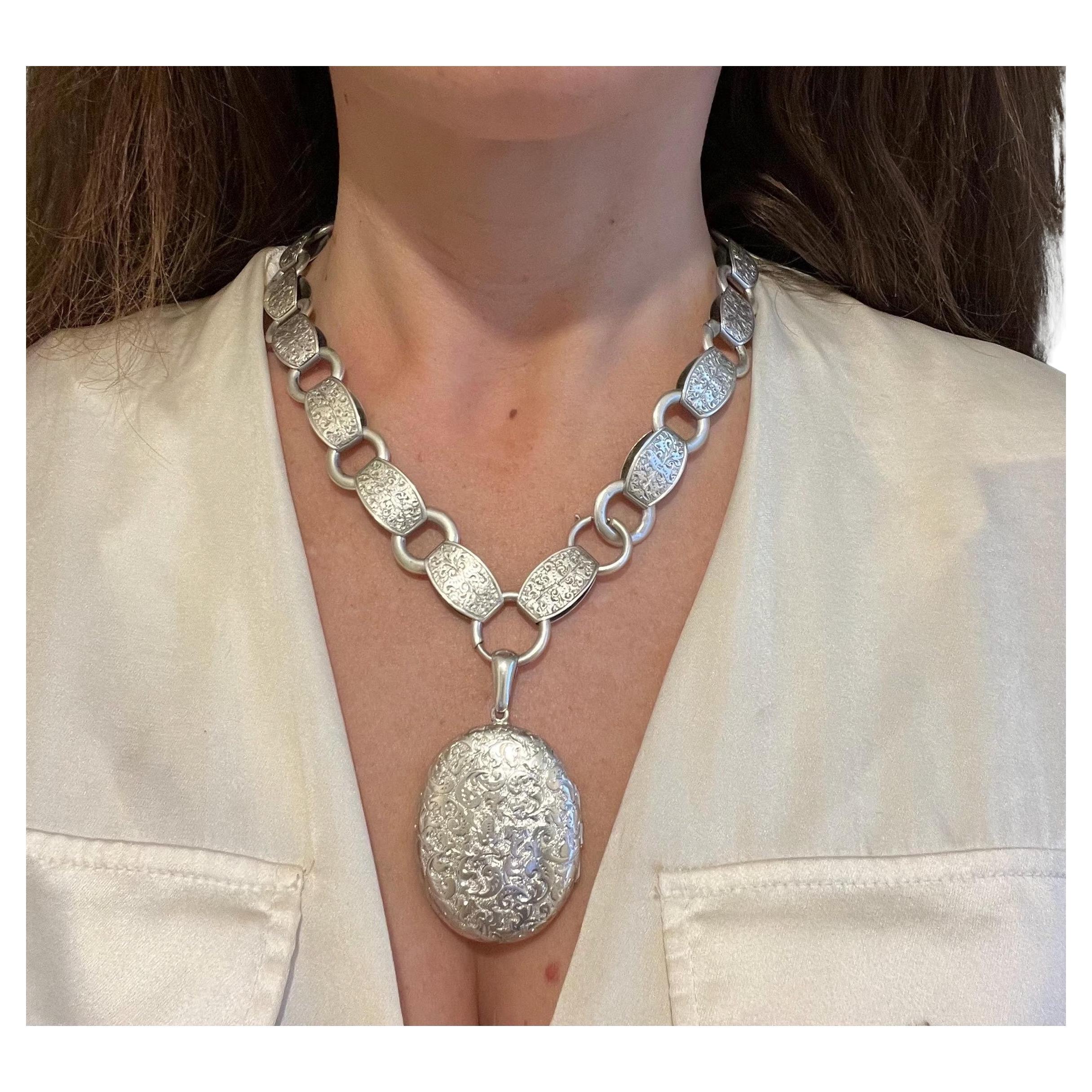 Collana vittoriana con medaglione e catena di libri in argento sterling inciso e antico
