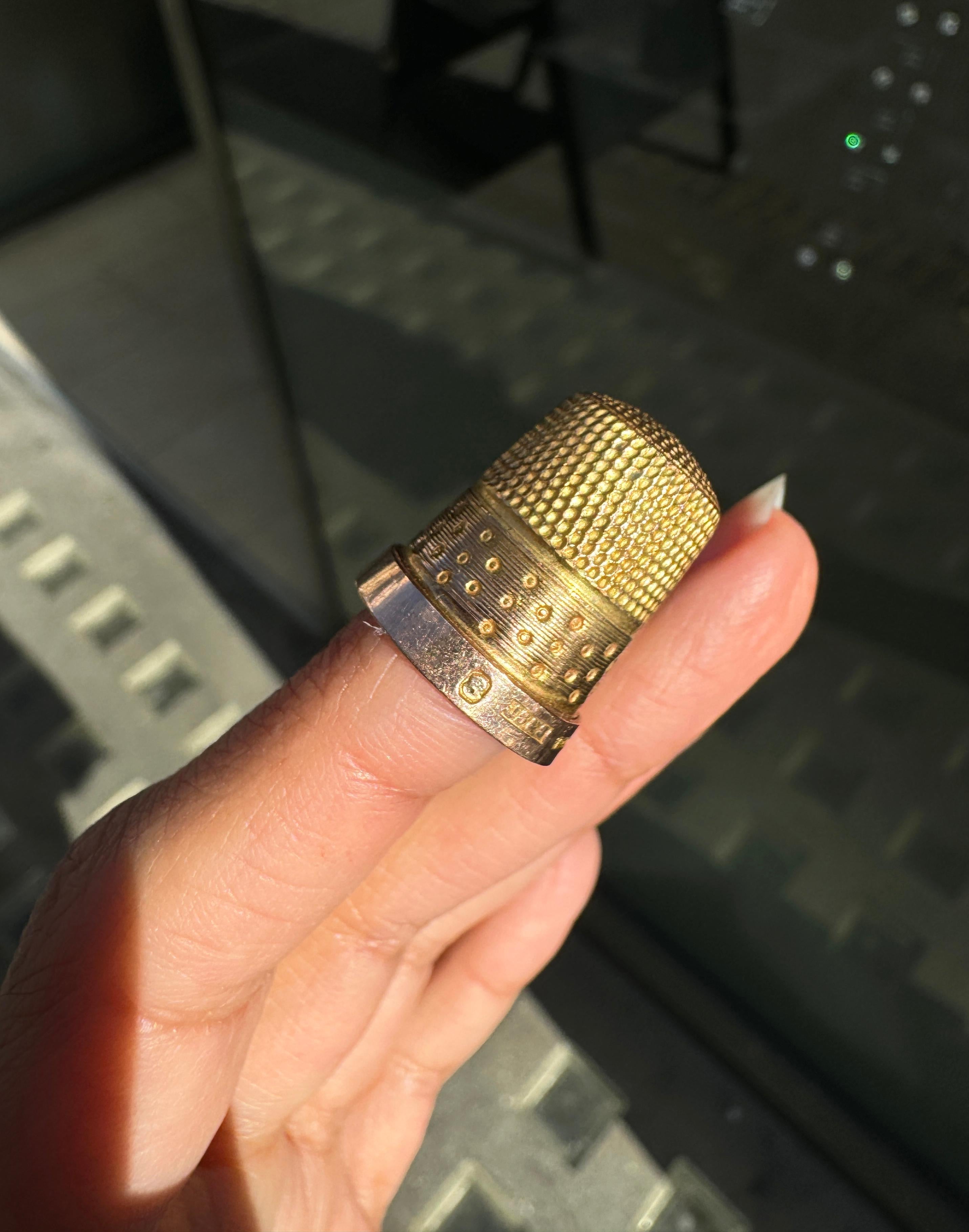 Antiker gravierter Thimble aus 9 Karat Roségold und Gelbgold, 1942 (Art déco) im Angebot