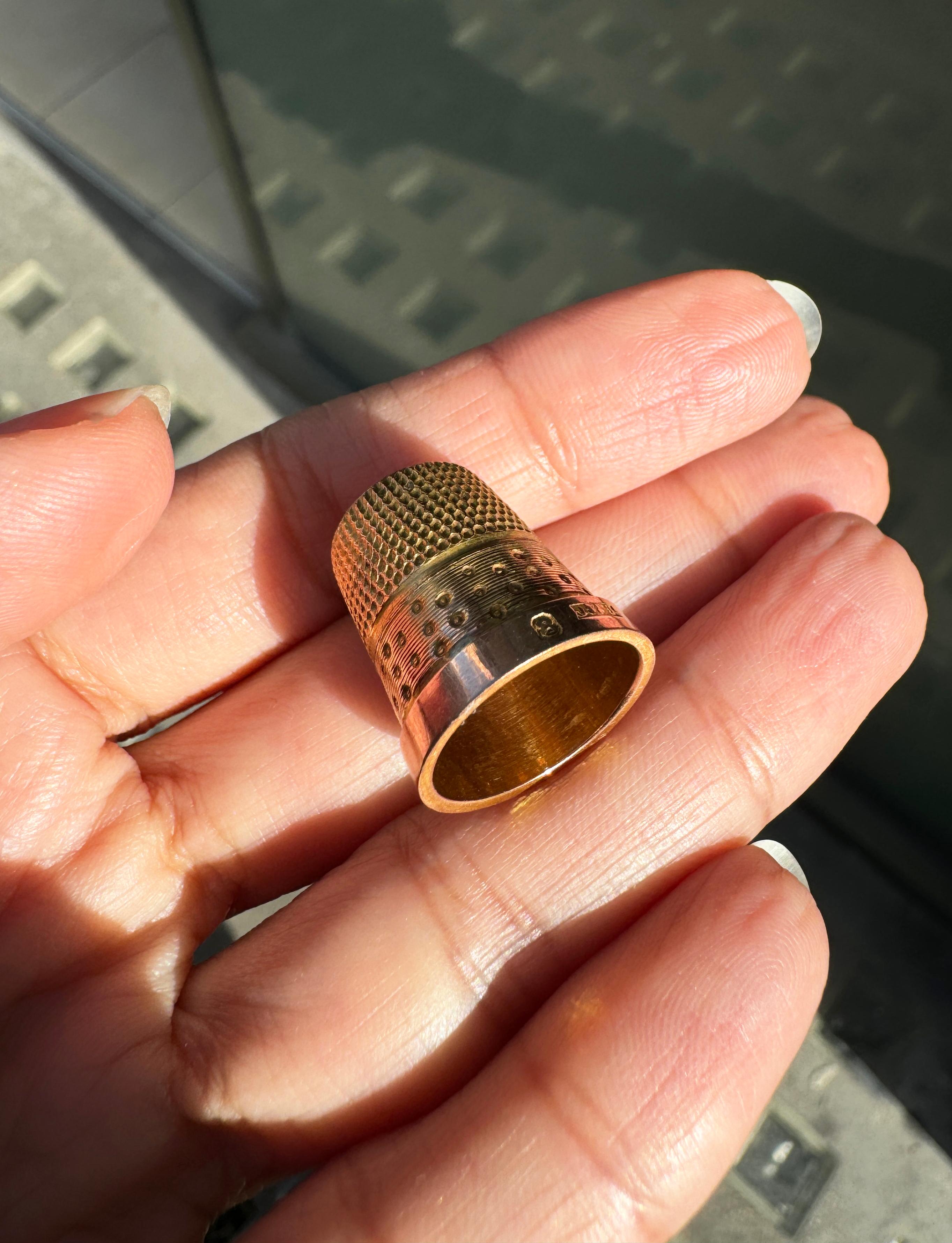 Antiker gravierter Thimble aus 9 Karat Roségold und Gelbgold, 1942 im Zustand „Gut“ im Angebot in London, GB