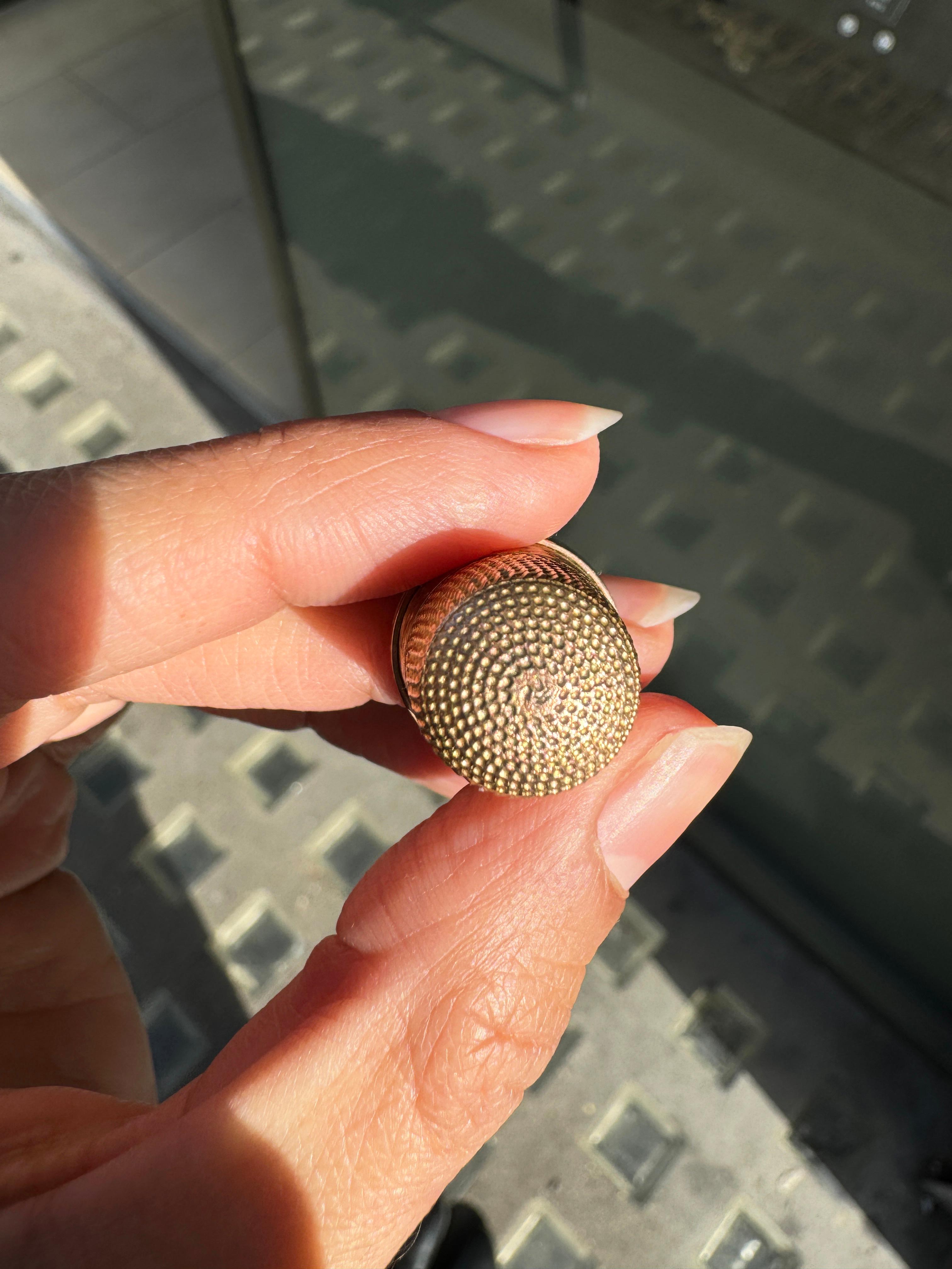 Antiker gravierter Thimble aus 9 Karat Roségold und Gelbgold, 1942 für Damen oder Herren im Angebot